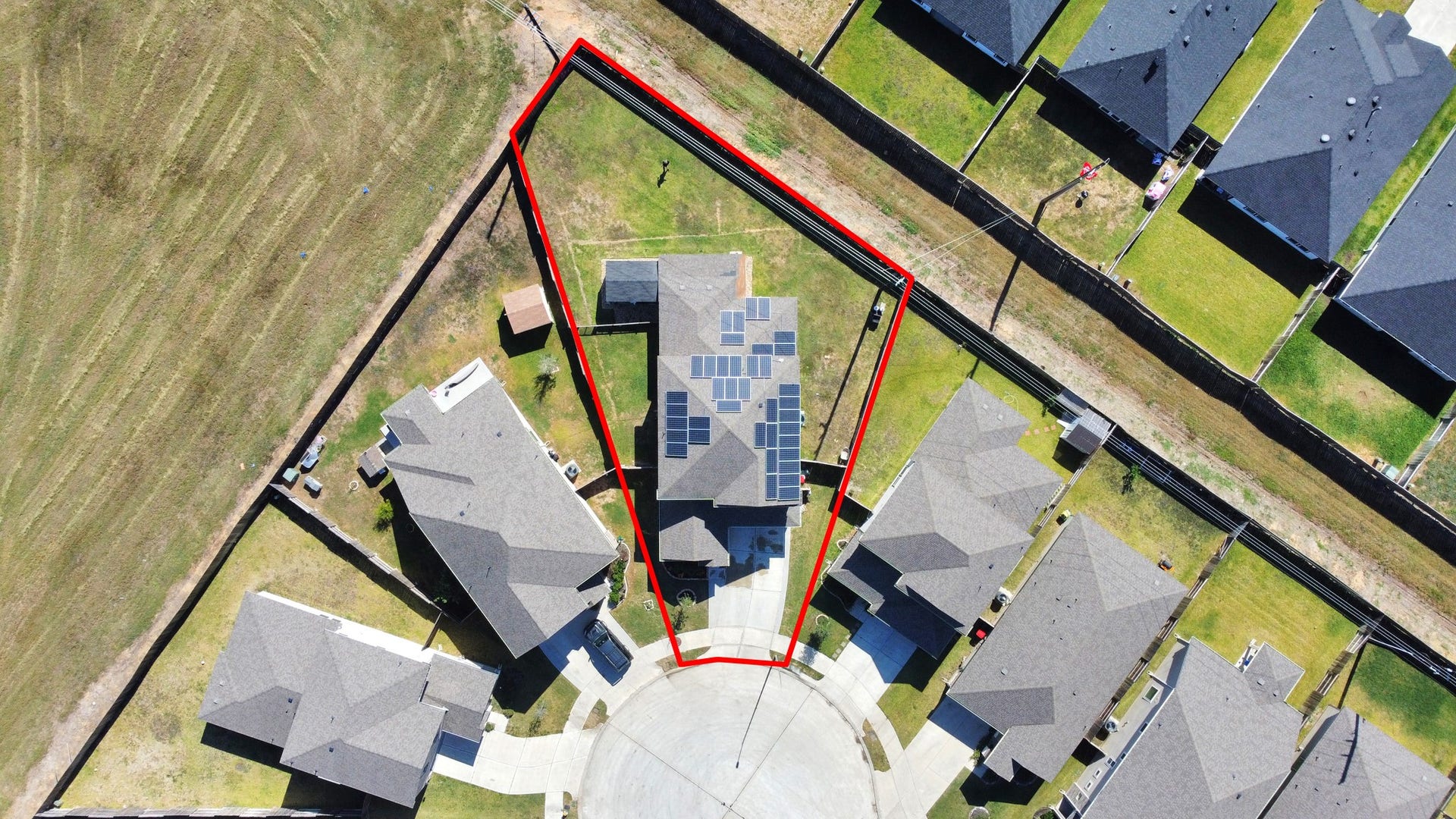 930 Pismo Lane, Rosharon, TX 77583 Look at this amazing yard! You are going to love this home.