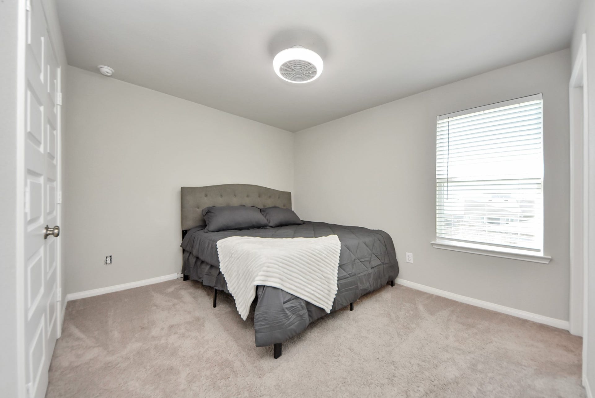 930 Pismo Lane, Rosharon, TX 77583 Third guest bedroom upstairs has en suite bath. This is the perfect room for guests, in-laws, etc.