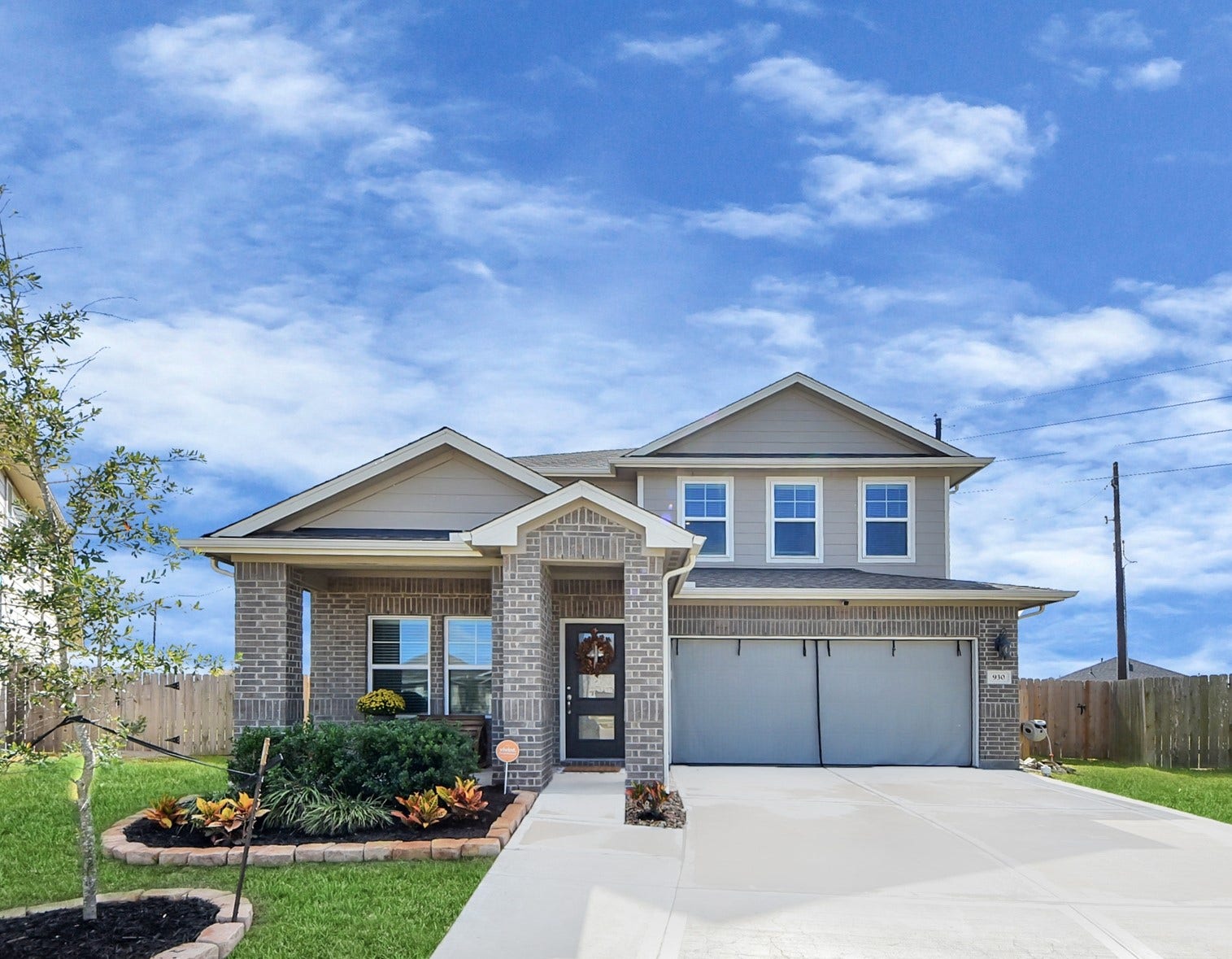 930 Pismo Lane, Rosharon, TX 77583 Welcome home to 930 Pismo Lane in Glendale Lakes. You are going to fall in love with this home. Check out the interior!