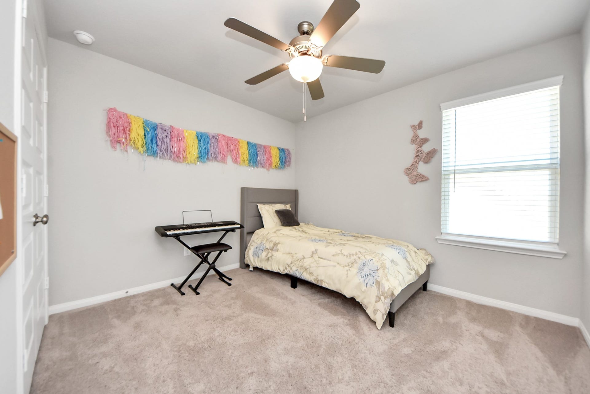 930 Pismo Lane, Rosharon, TX 77583 Another spacious guest bedroom upstairs with ceiling fan.