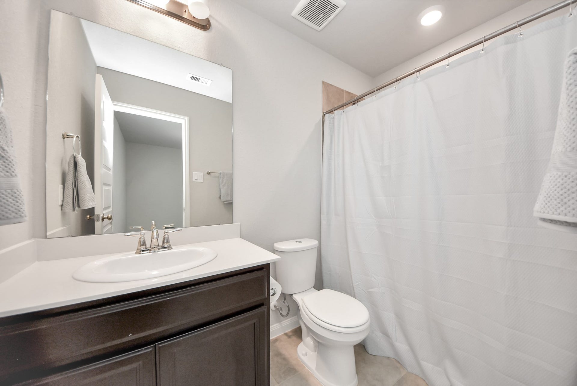 930 Pismo Lane, Rosharon, TX 77583 En suite bath for upstairs guest bedroom. Crisp and clean.
