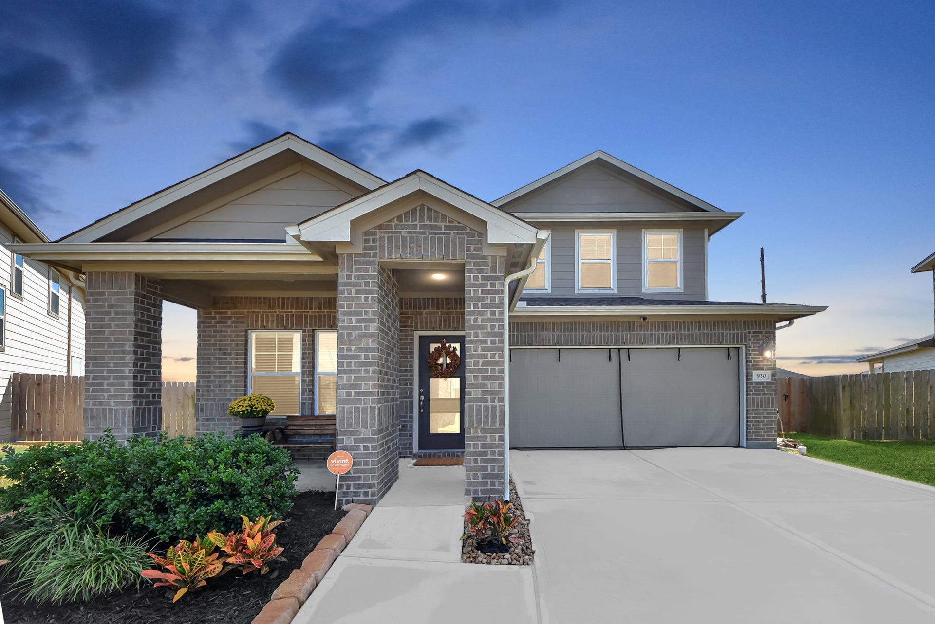 930 Pismo Lane, Rosharon, TX 77583 With so many added features and sleek design choices, you'll be hard-pressed to find anything that compares to this home. Walk to elementary, excellent neighborhood amenities, lots of growth in the area. Welcome home!