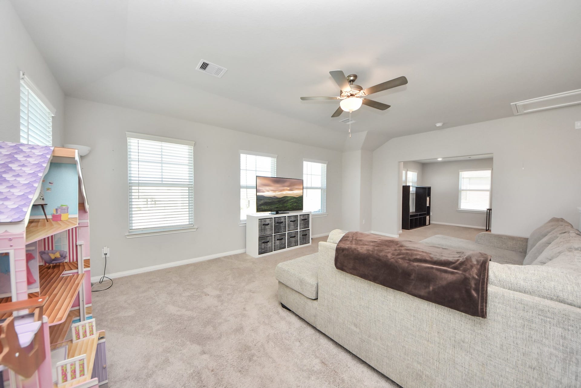 930 Pismo Lane, Rosharon, TX 77583 Large windows overlook the front of the house and provide lots of natural light. To the right of this space is a perfect flex room that is ideal for upstairs office or gym.