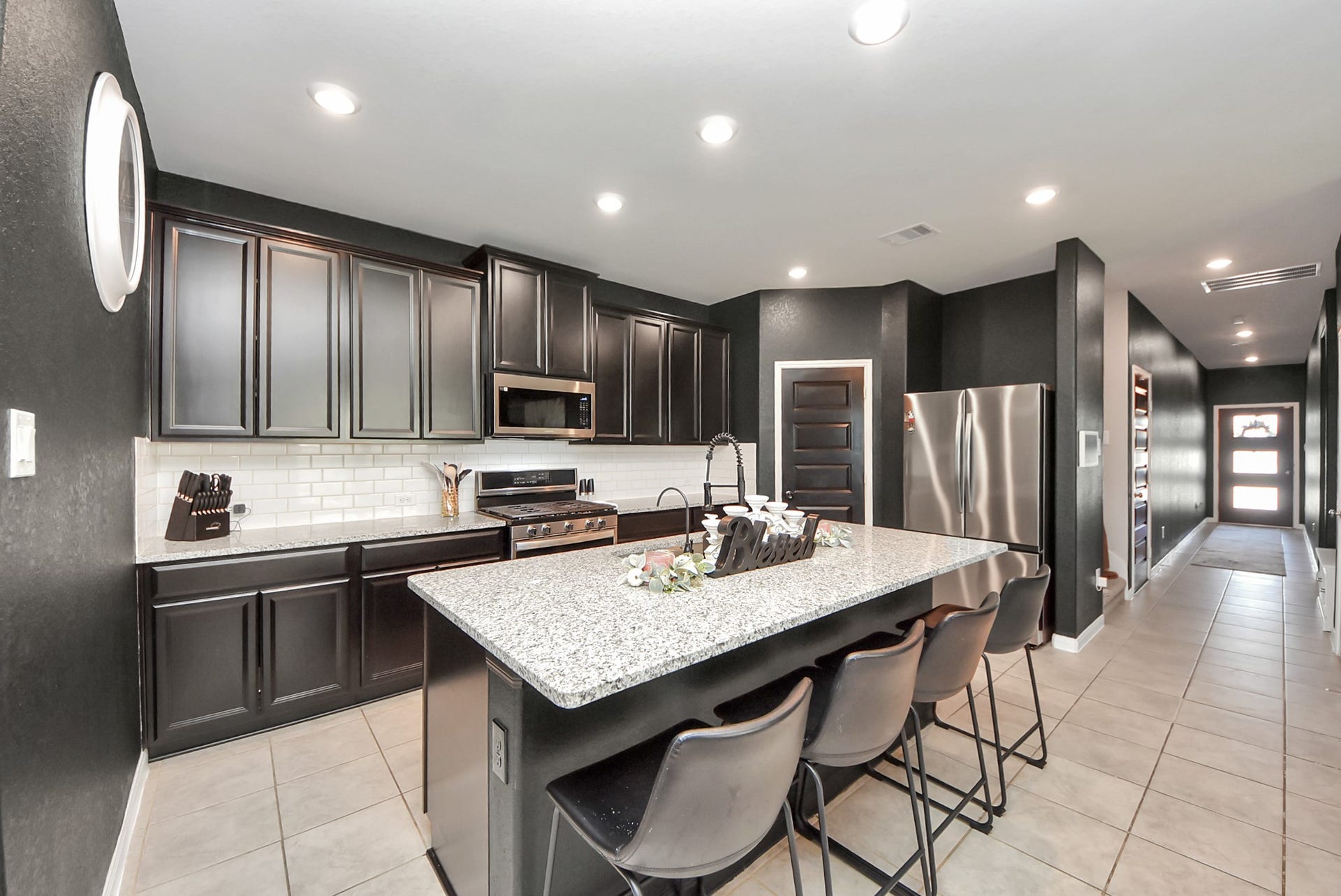 930 Pismo Lane, Rosharon, TX 77583 The open layout and ample lighting create a warm, inviting space for cooking and entertaining.