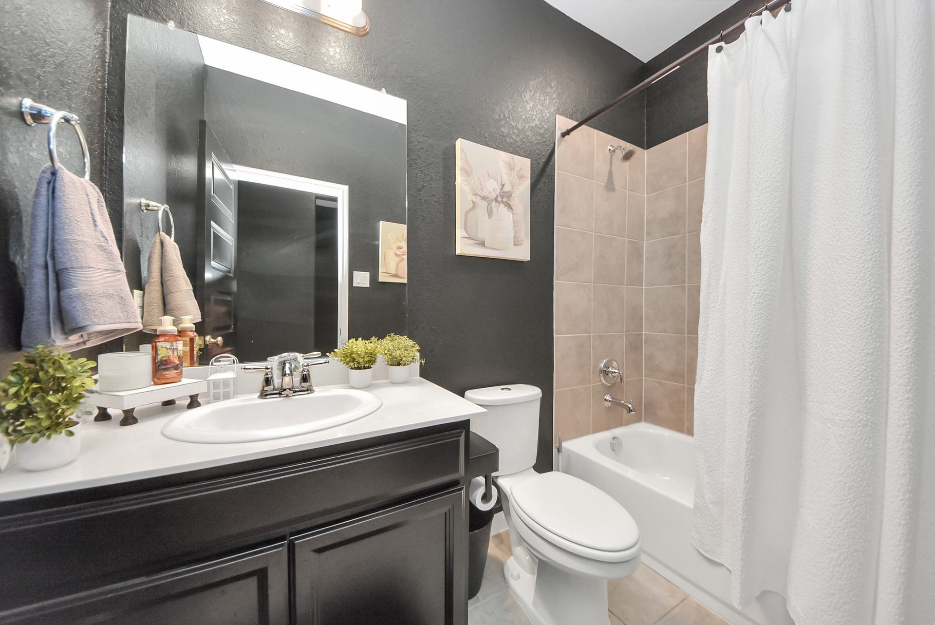 930 Pismo Lane, Rosharon, TX 77583 Full guest bath downstairs. This home shows like a model throughout - even the bathrooms.