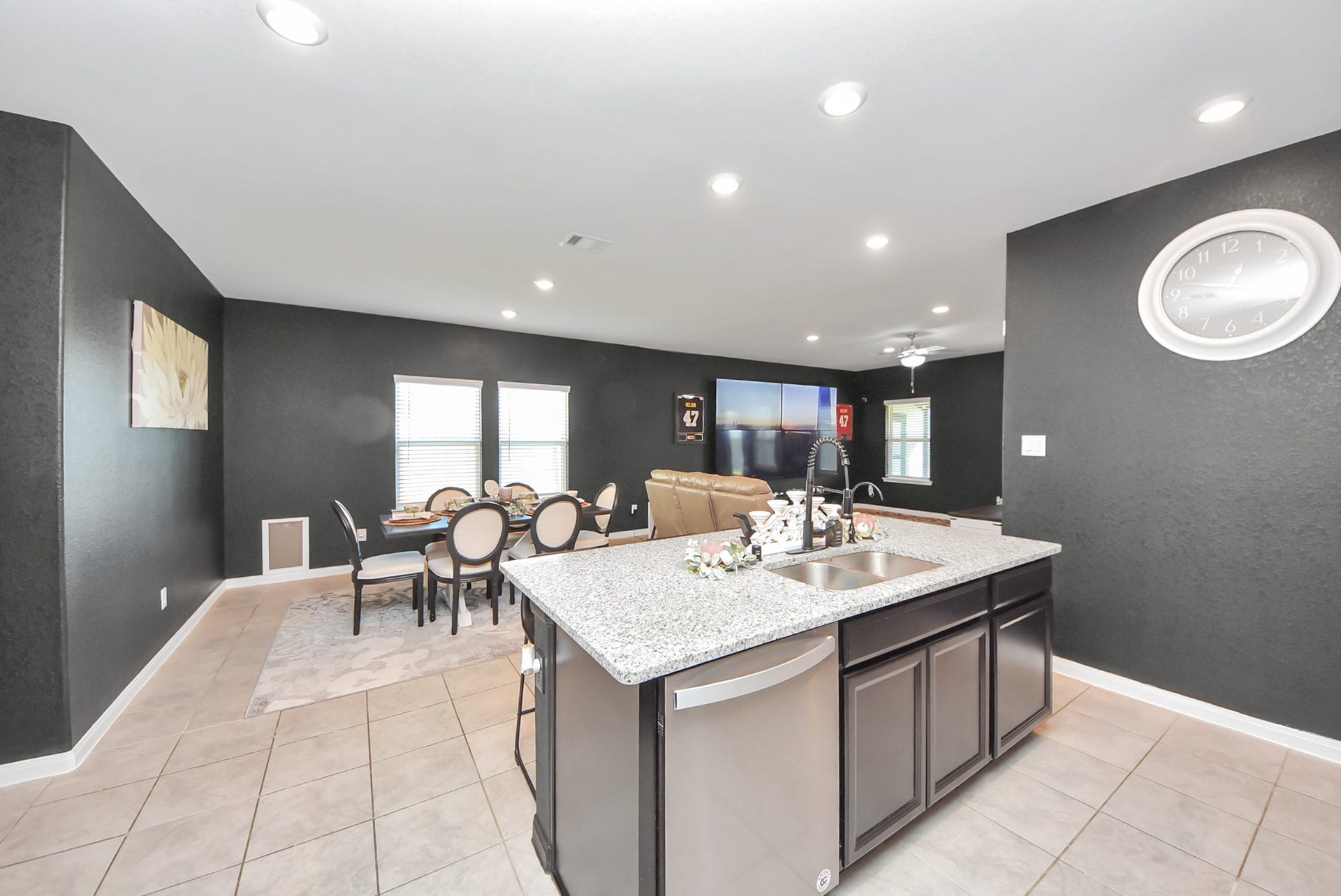 930 Pismo Lane, Rosharon, TX 77583 This space is well-lit with recessed lighting and offers a comfortable seating area, ideal for entertaining.