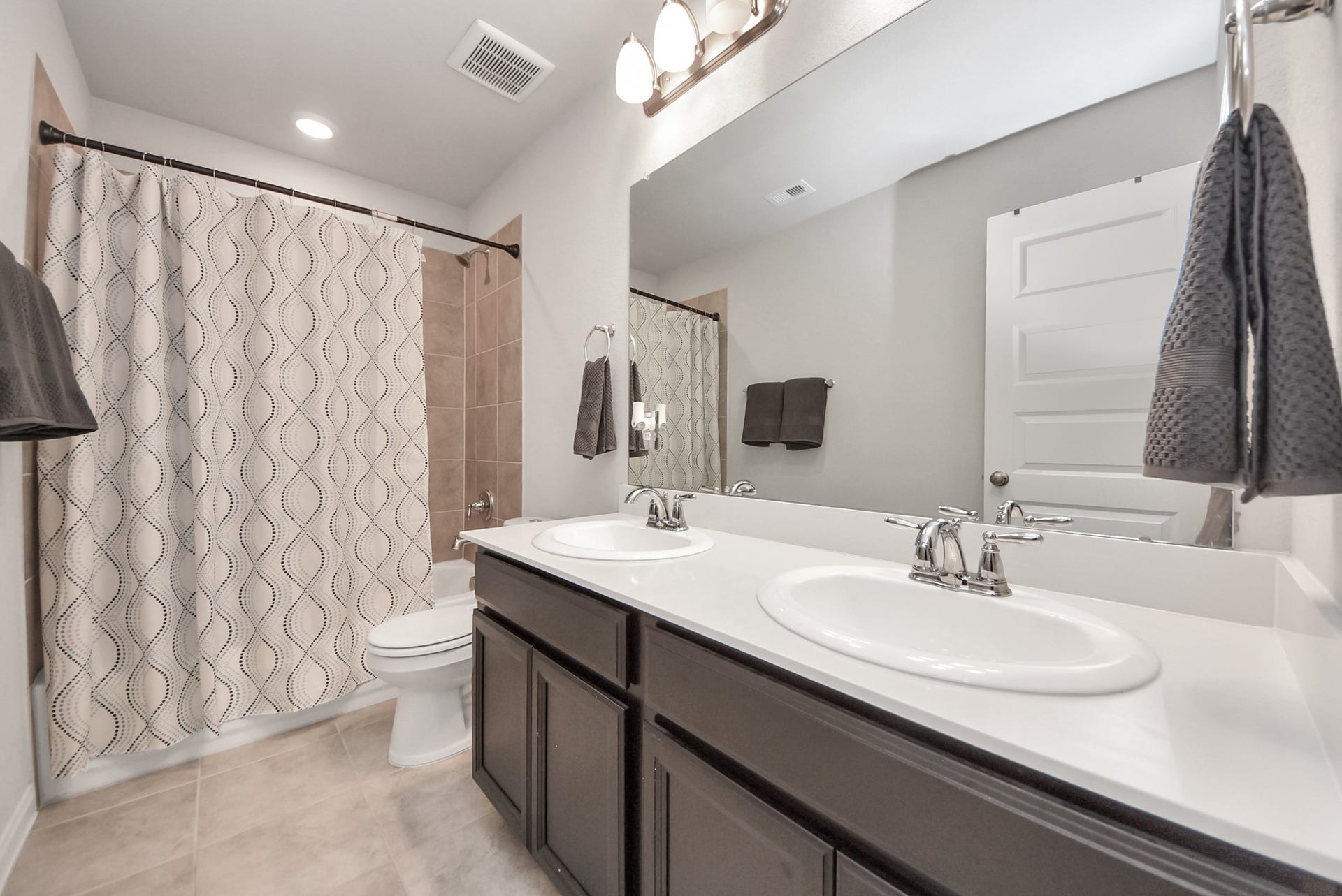 930 Pismo Lane, Rosharon, TX 77583 Guest bath upstairs features dual sinks - this minimizes the struggle of getting ready for school in the morning. No one is arguing over the sink.