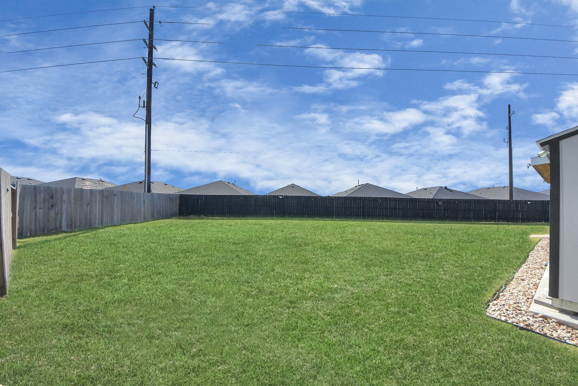 930 Pismo Lane, Rosharon, TX 77583 HUGE pie-shaped, fenced backyard with a well-maintained lawn, perfect for outdoor activities or gardening. The backyard is a blank space for your best ideas to come together.
