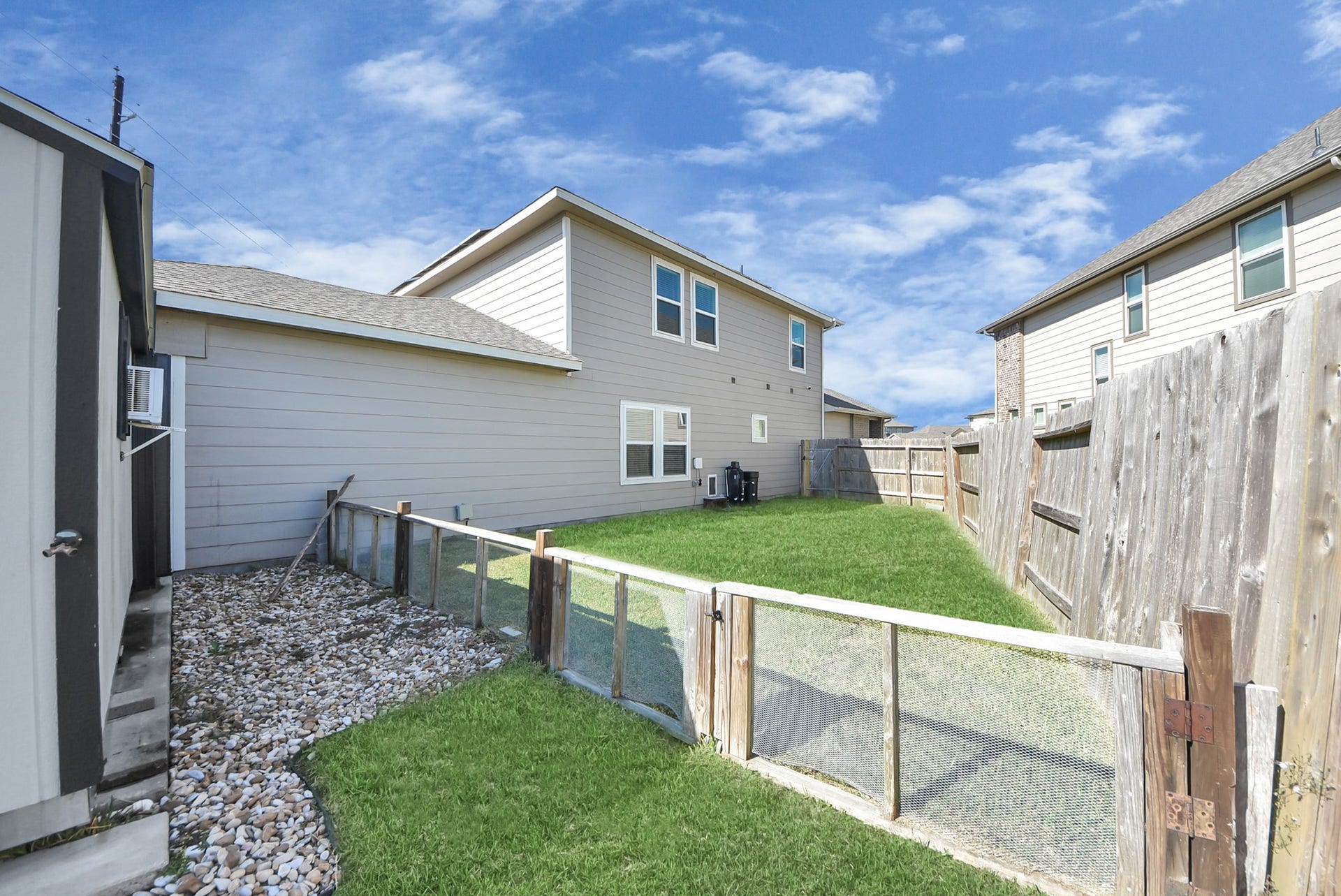 930 Pismo Lane, Rosharon, TX 77583 Side yard is fenced for a dog run and gives a huge area for dogs to play. They have direct access to this fenced play space through the doggie door inside!