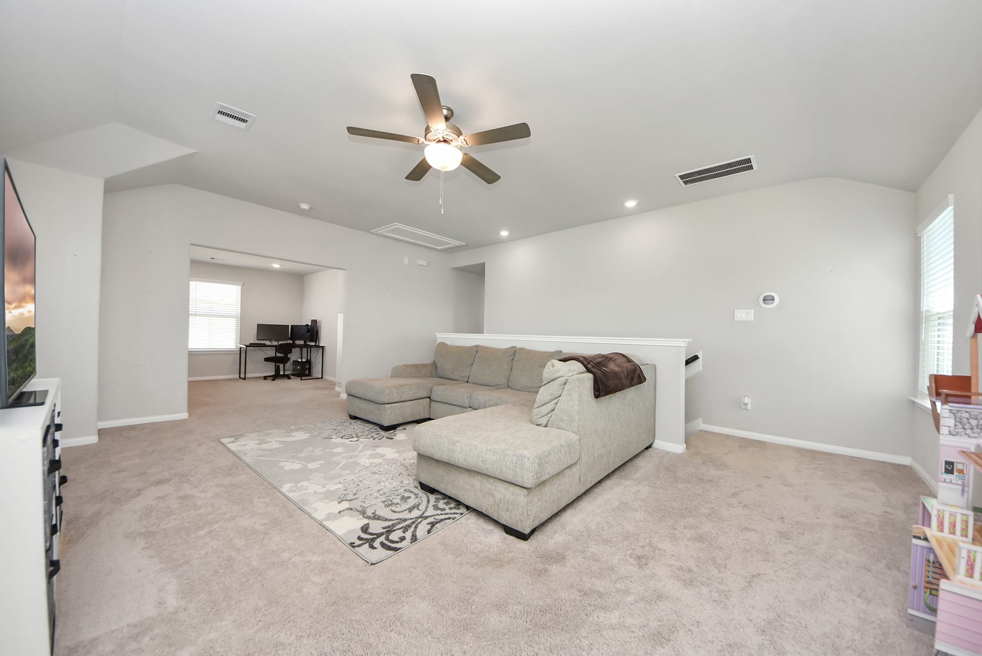 930 Pismo Lane, Rosharon, TX 77583 Huge upstairs game room is the perfect space to play, entertain and hangout with friends.