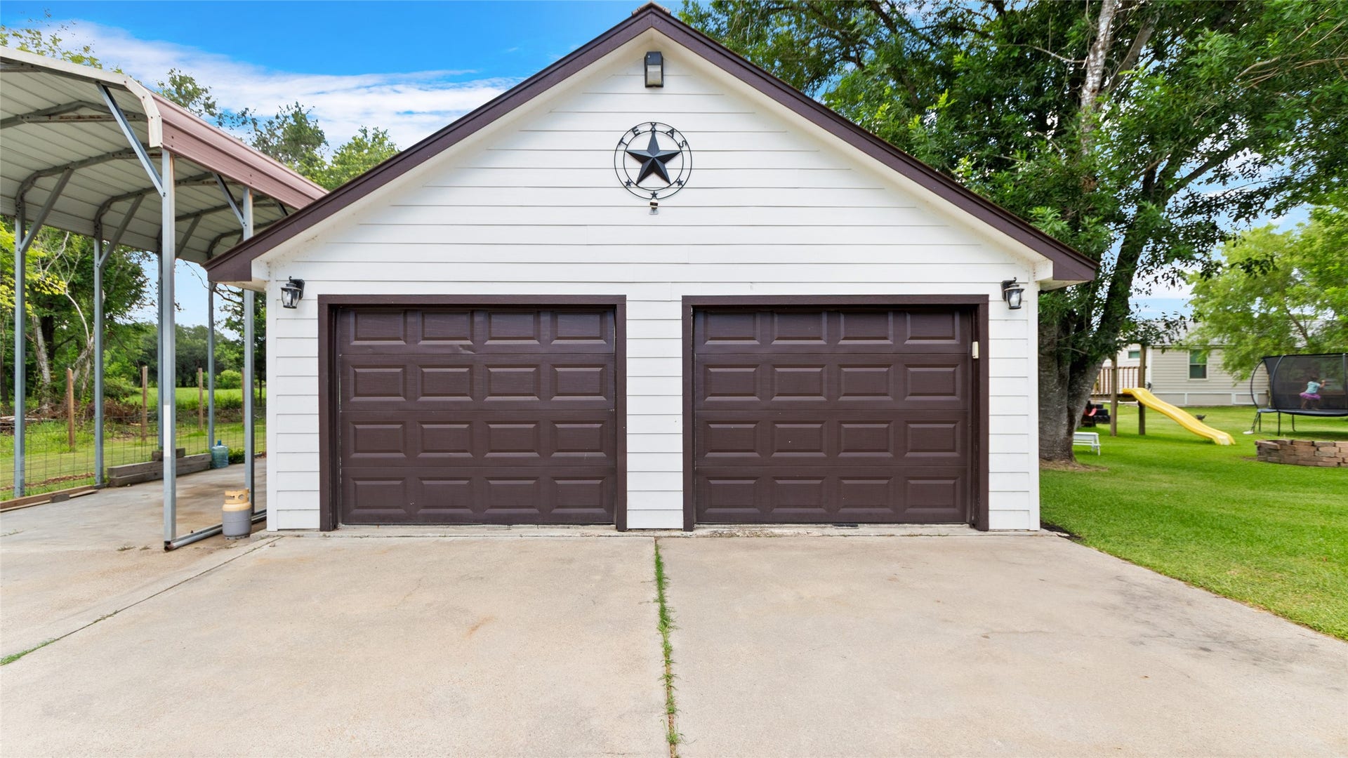 7460 Commander Roland Drive, Hitchcock, TX 77563 7460 Commander Roland Drive, Hitchcock, TX 77563