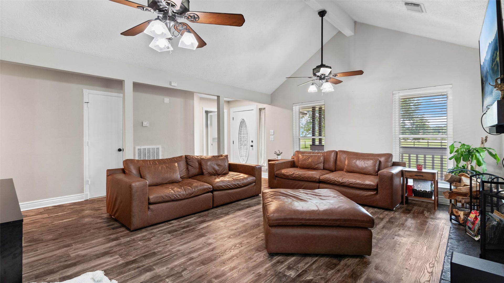 7460 Commander Roland Drive, Hitchcock, TX 77563 7460 Commander Roland Drive, Hitchcock, TX 77563