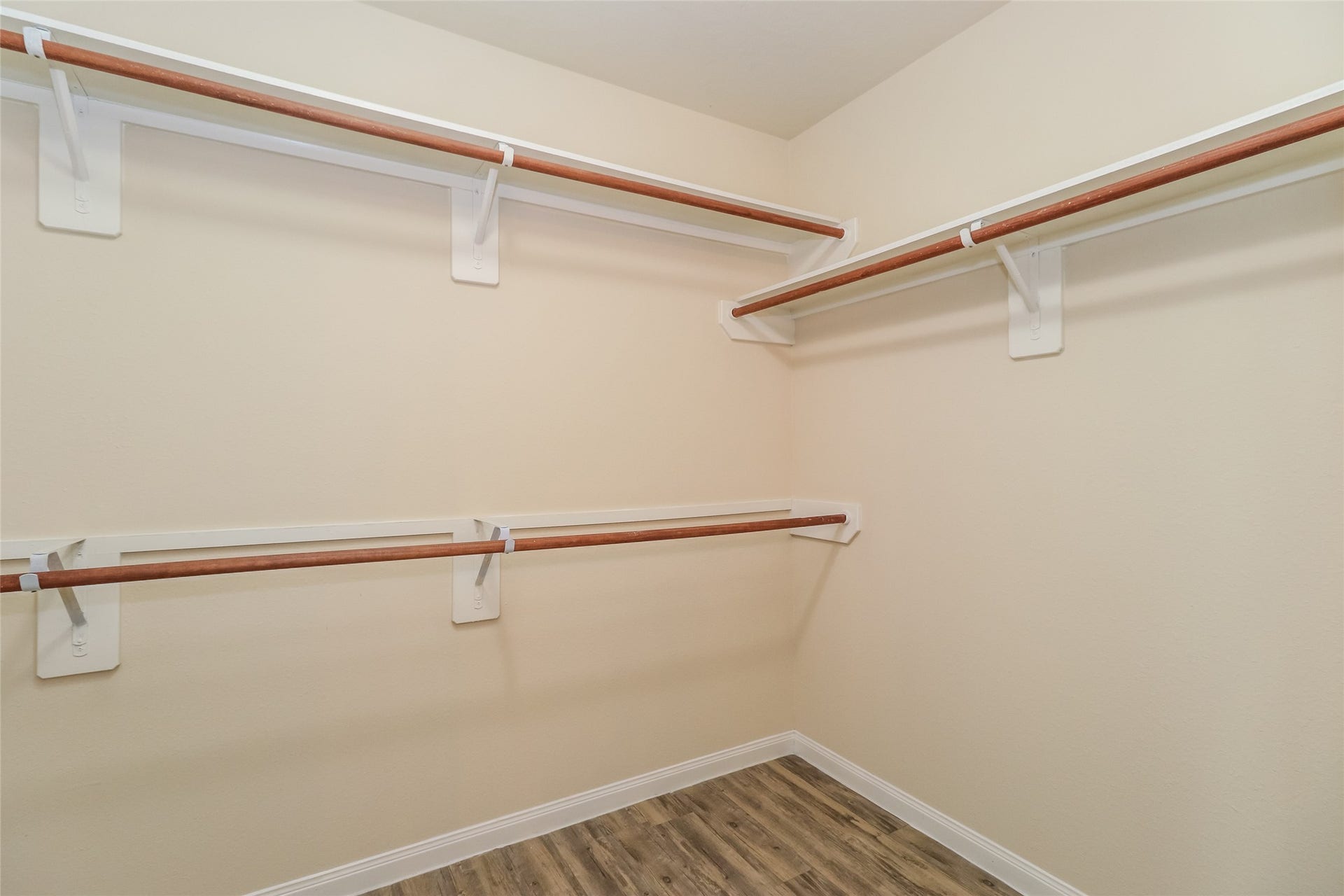 2430 Jonahs Way, Houston, TX 77073 Photos may be representative of the floor plan and not the exact home. Finishes, layout, and features of the actual property for lease may vary.