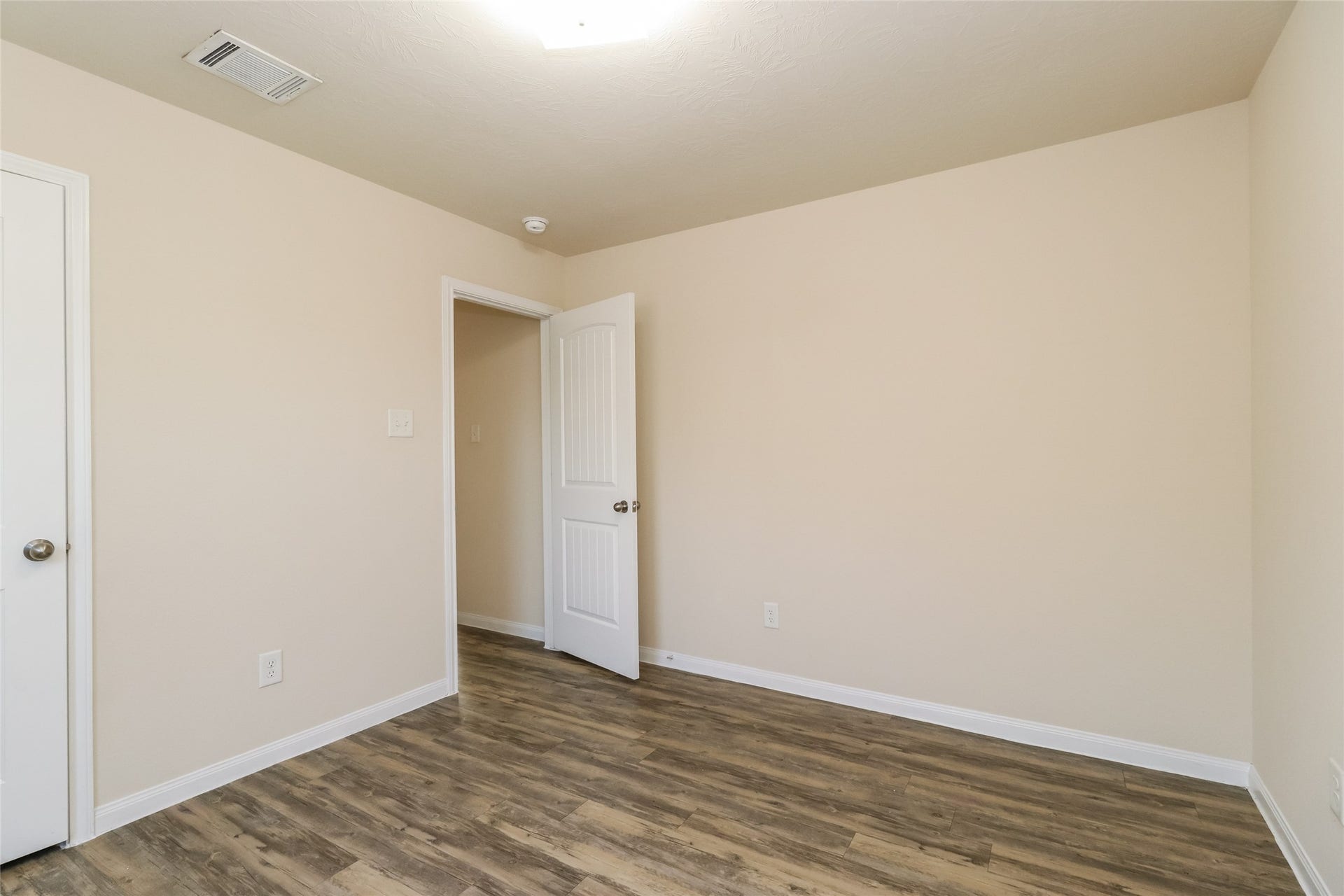 2430 Jonahs Way, Houston, TX 77073 Photos may be representative of the floor plan and not the exact home. Finishes, layout, and features of the actual property for lease may vary.