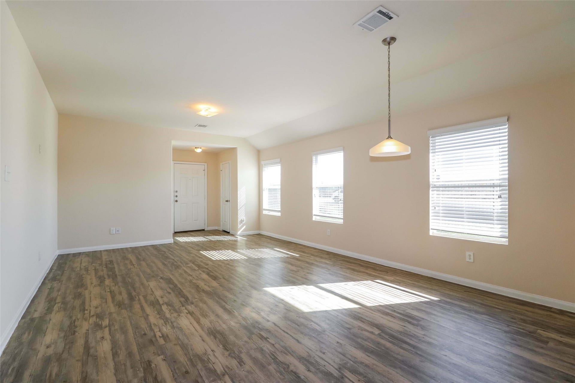 2430 Jonahs Way, Houston, TX 77073 Photos may be representative of the floor plan and not the exact home. Finishes, layout, and features of the actual property for lease may vary.