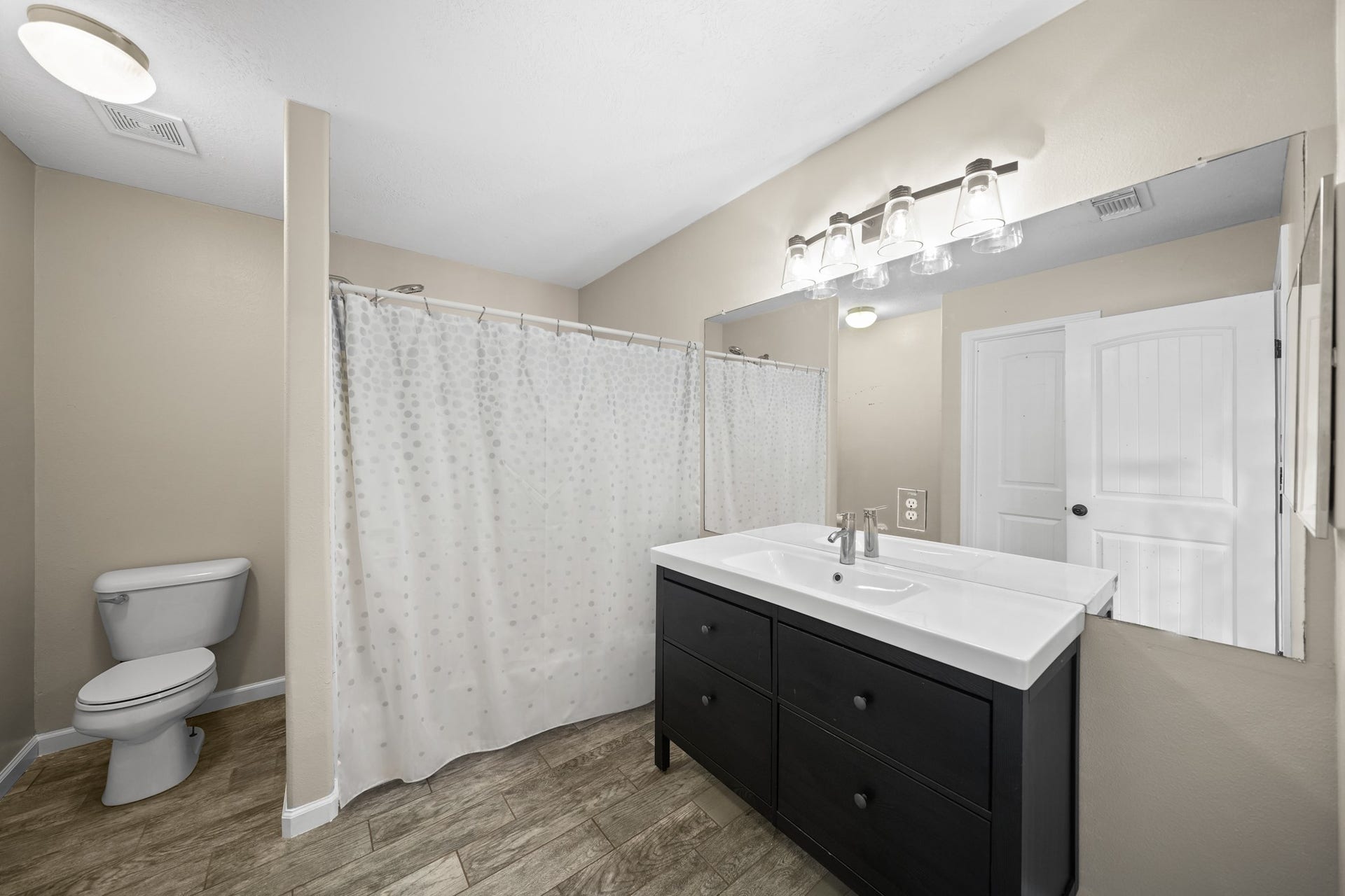 6816 Arbor Hollow Lane, Dickinson, TX 77539 Primary Bathroom