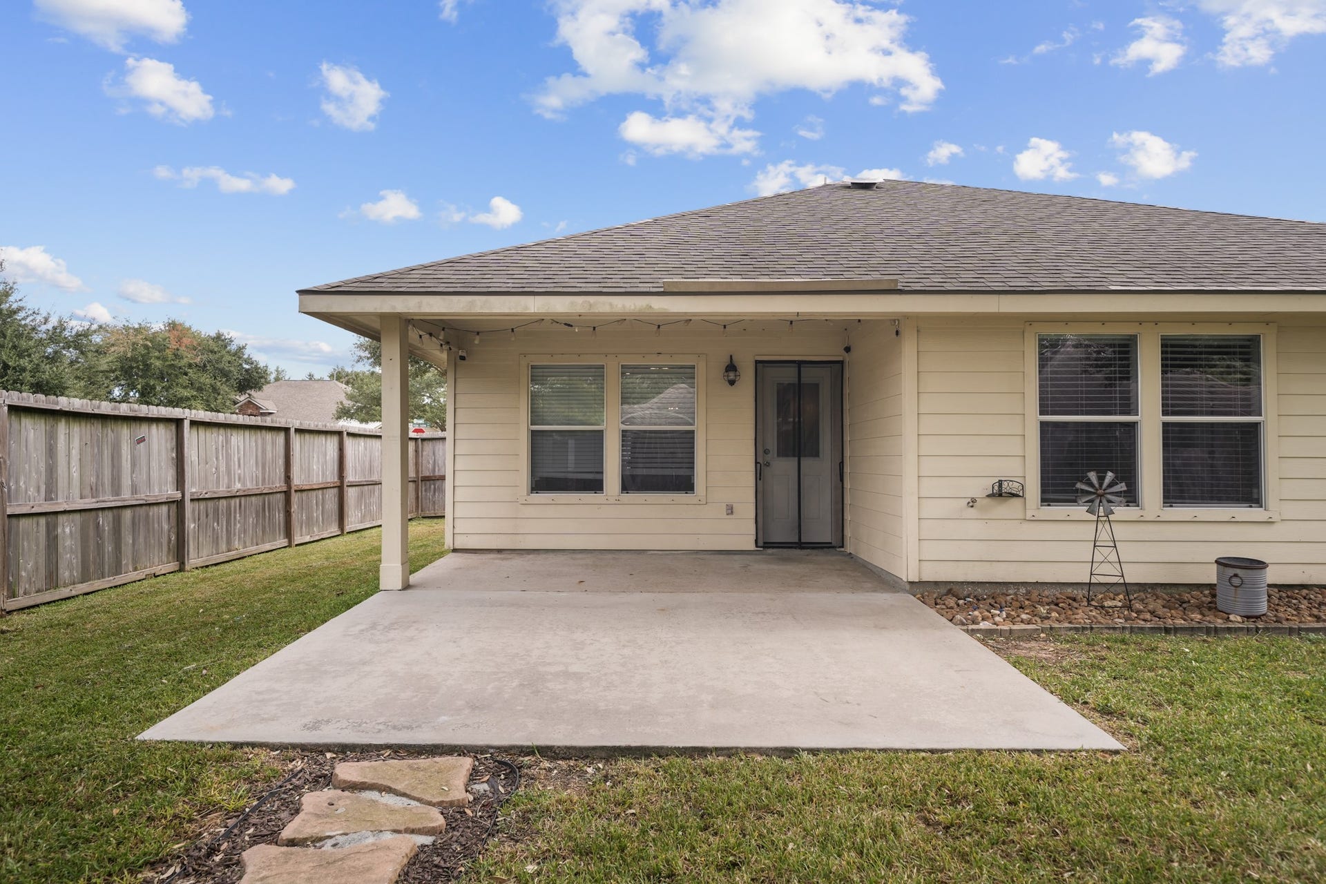 6816 Arbor Hollow Lane, Dickinson, TX 77539 Extended concrete pad