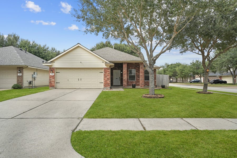 Property photo for 6816 Arbor Hollow Lane, Dickinson, TX