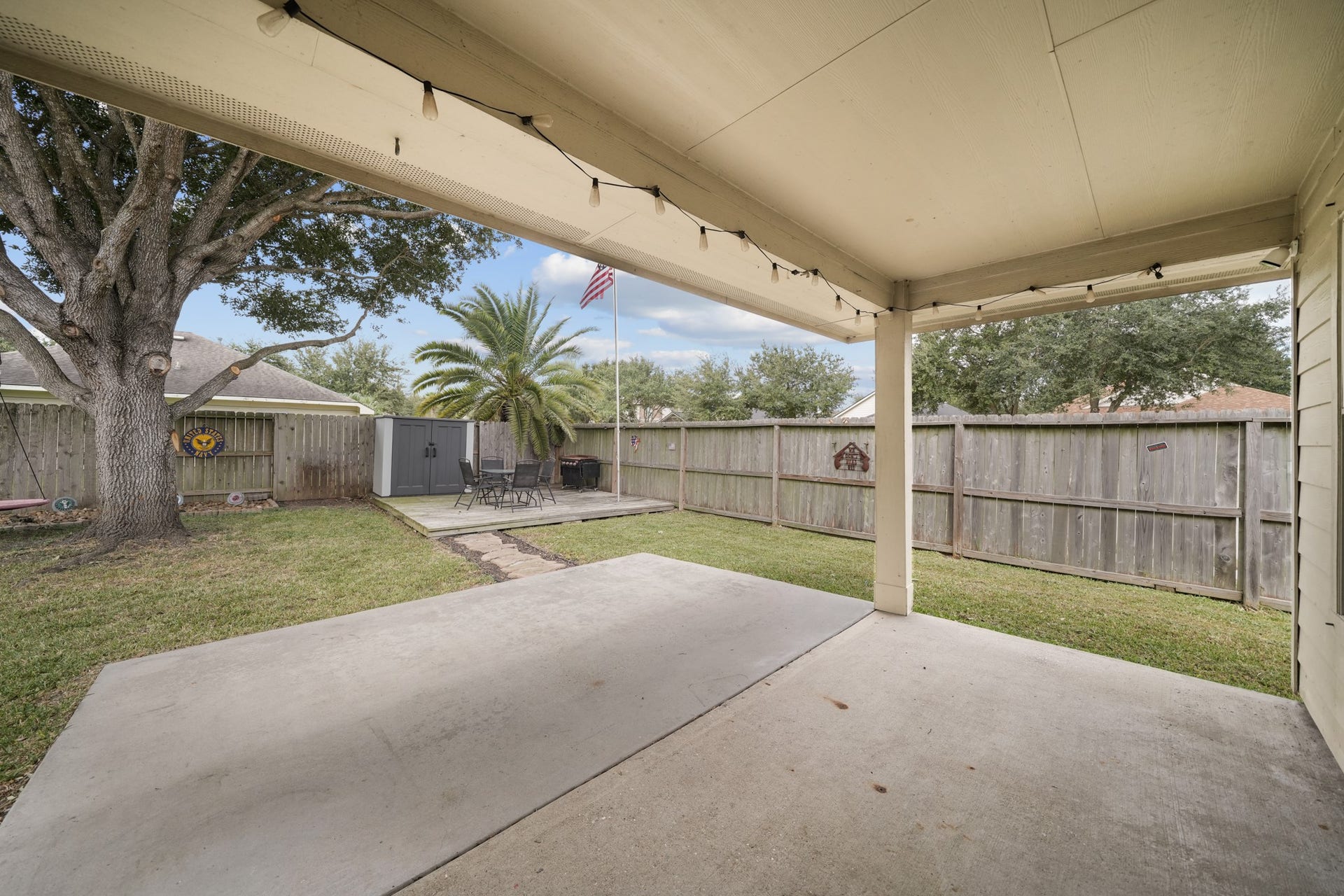 6816 Arbor Hollow Lane, Dickinson, TX 77539 Oversized covered back patio