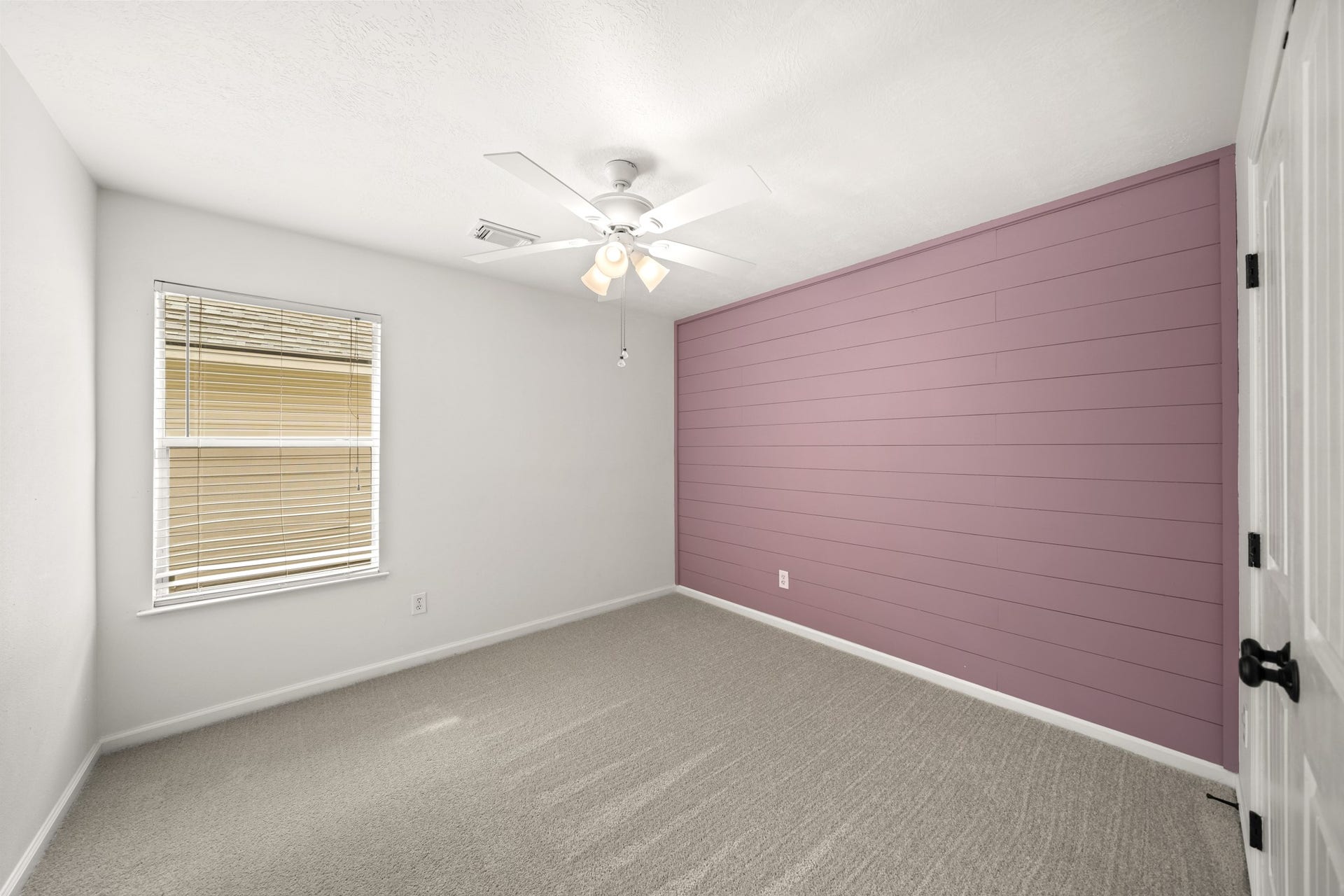 6816 Arbor Hollow Lane, Dickinson, TX 77539 Secondary Bedroom with Beatiful accent wall