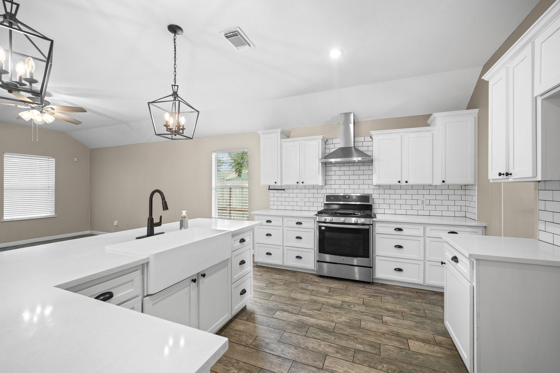 6816 Arbor Hollow Lane, Dickinson, TX 77539 Upgraded light fixtures, farmhouse sink, and stainless steel appliances