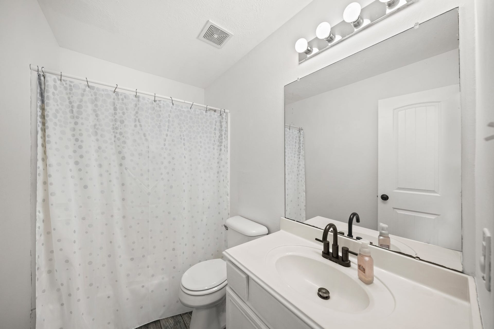 6816 Arbor Hollow Lane, Dickinson, TX 77539 Secondary Bathroon