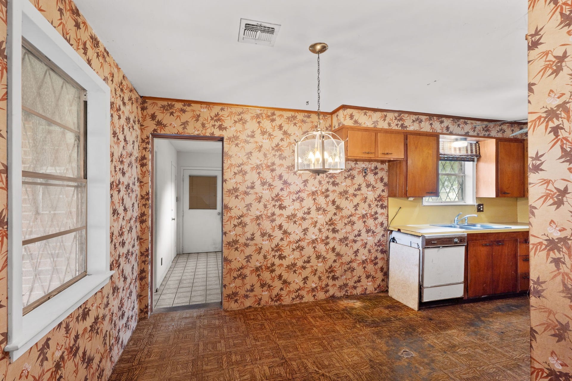 8218 Avenue M, Santa Fe, TX 77510 Breakfast nook with kitchen access and natural light.