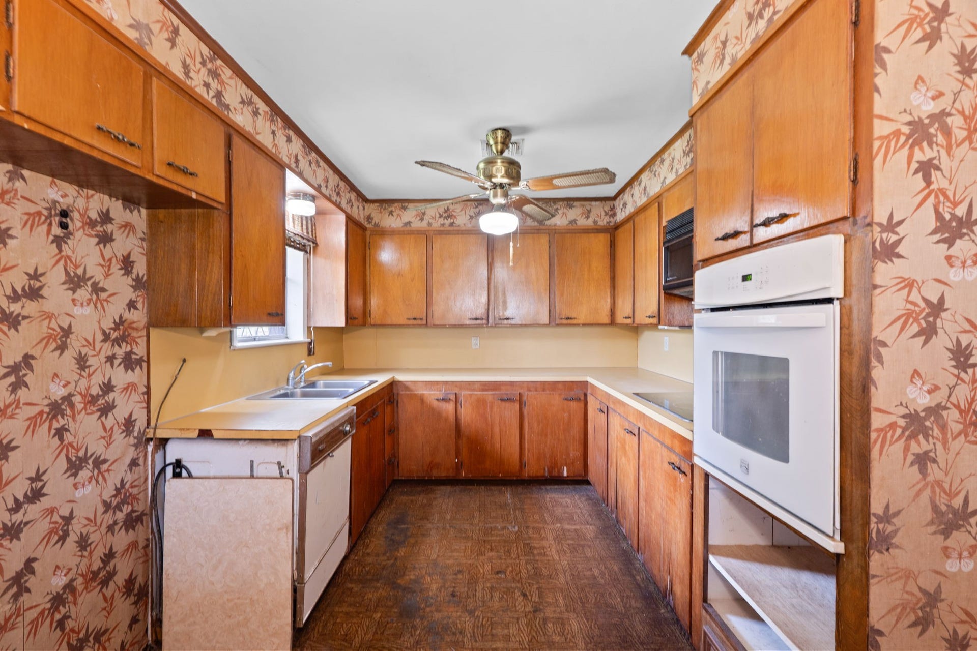 8218 Avenue M, Santa Fe, TX 77510 U-shaped kitchen with extensive cabinetry and built-in oven.