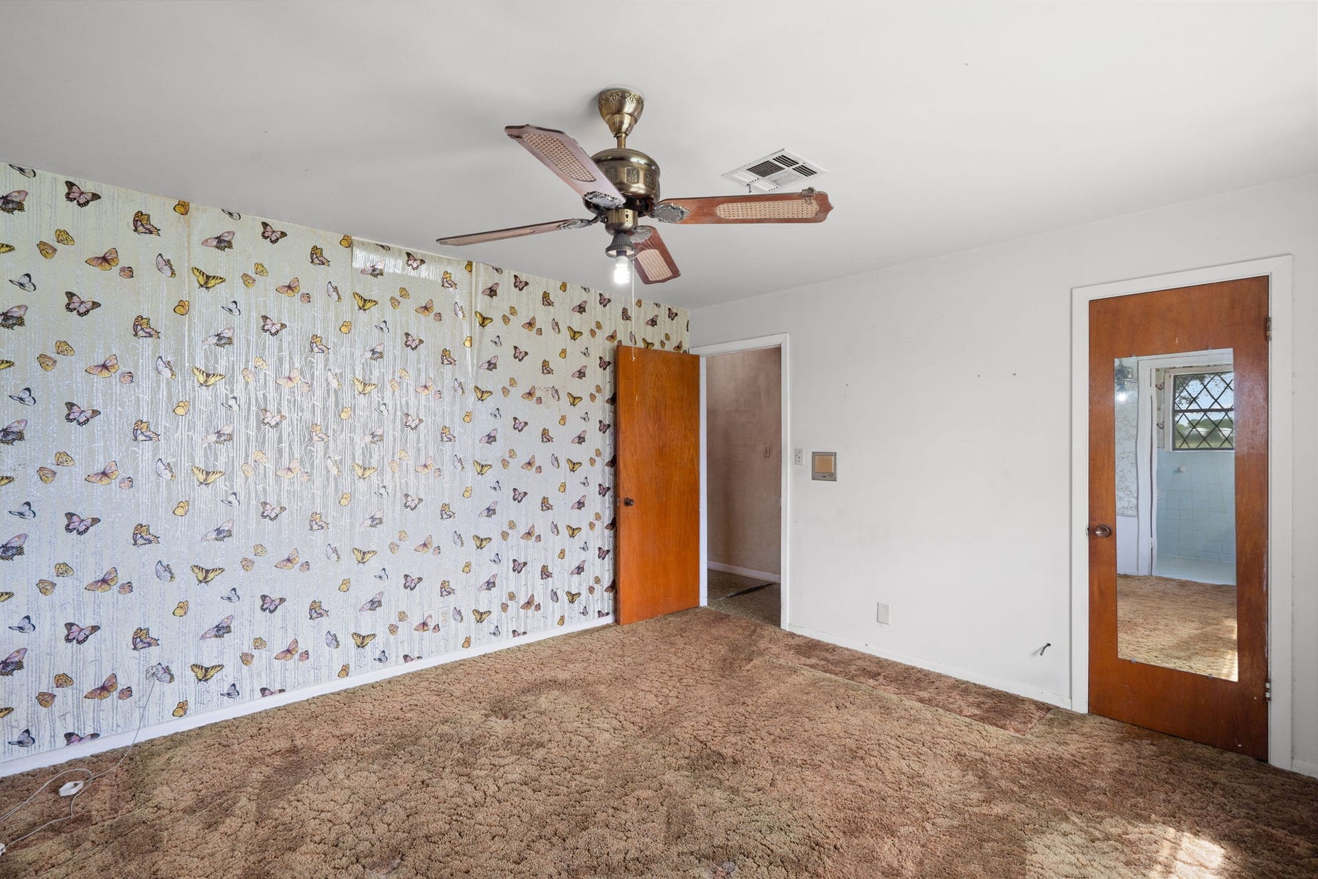 8218 Avenue M, Santa Fe, TX 77510 Alternate view featuring ceiling fan and mirrored wall.