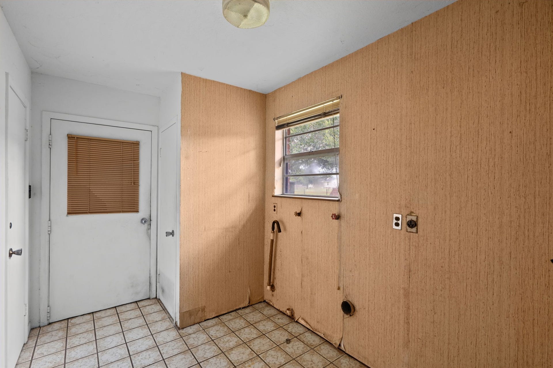 8218 Avenue M, Santa Fe, TX 77510 Utility room with washer and dryer connections and exterior access.