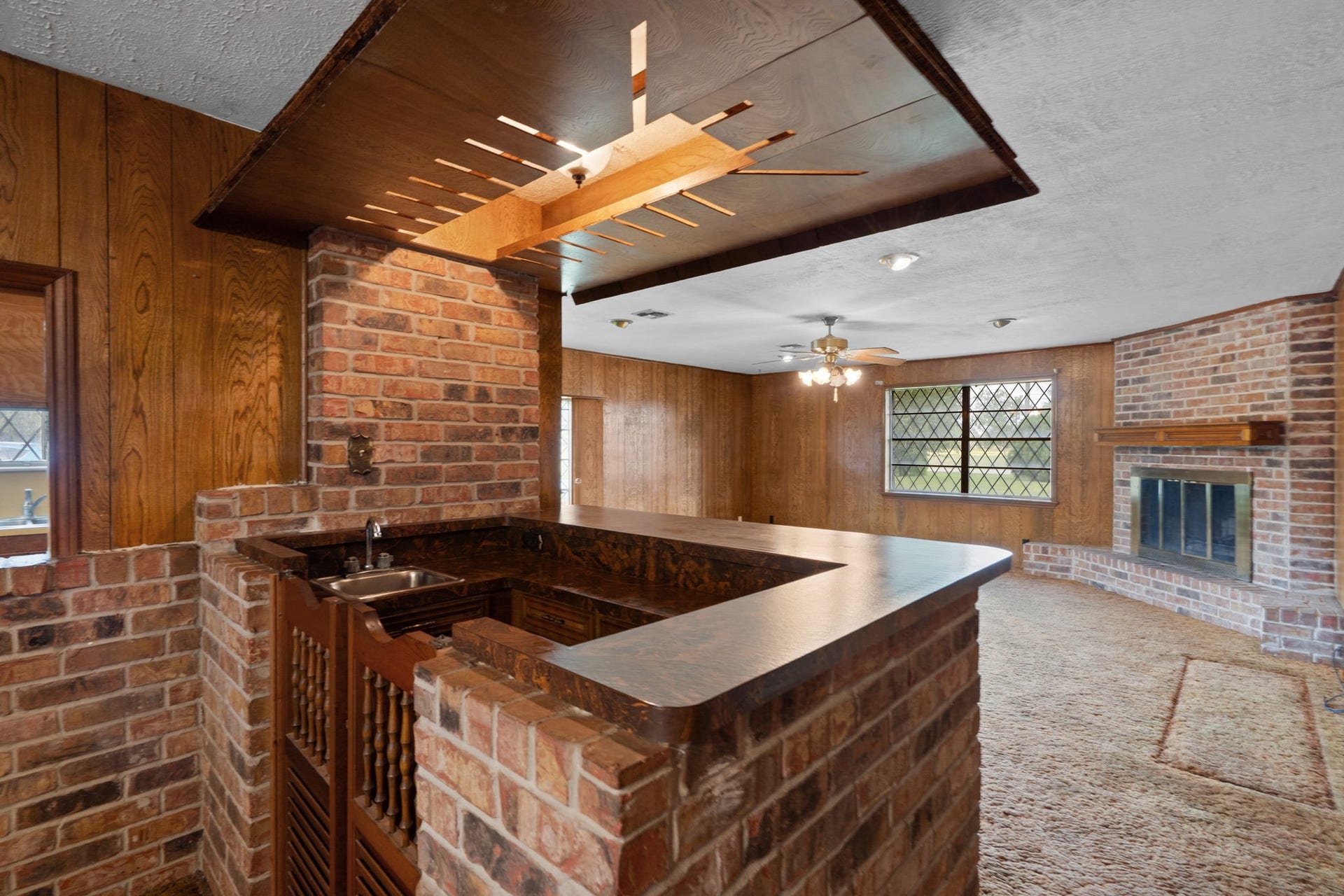 8218 Avenue M, Santa Fe, TX 77510 Built-in wet bar with brick surround and ample counter space.