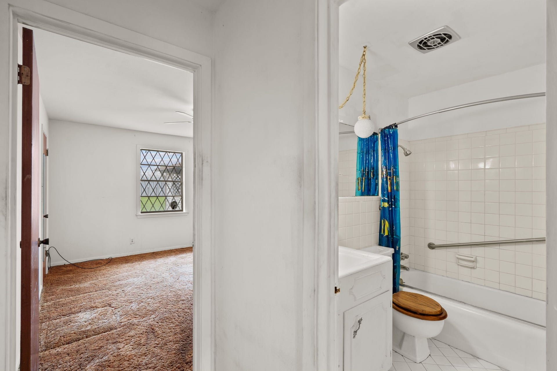 8218 Avenue M, Santa Fe, TX 77510 Full bathroom with tub/shower combination and adjacent bedroom access.