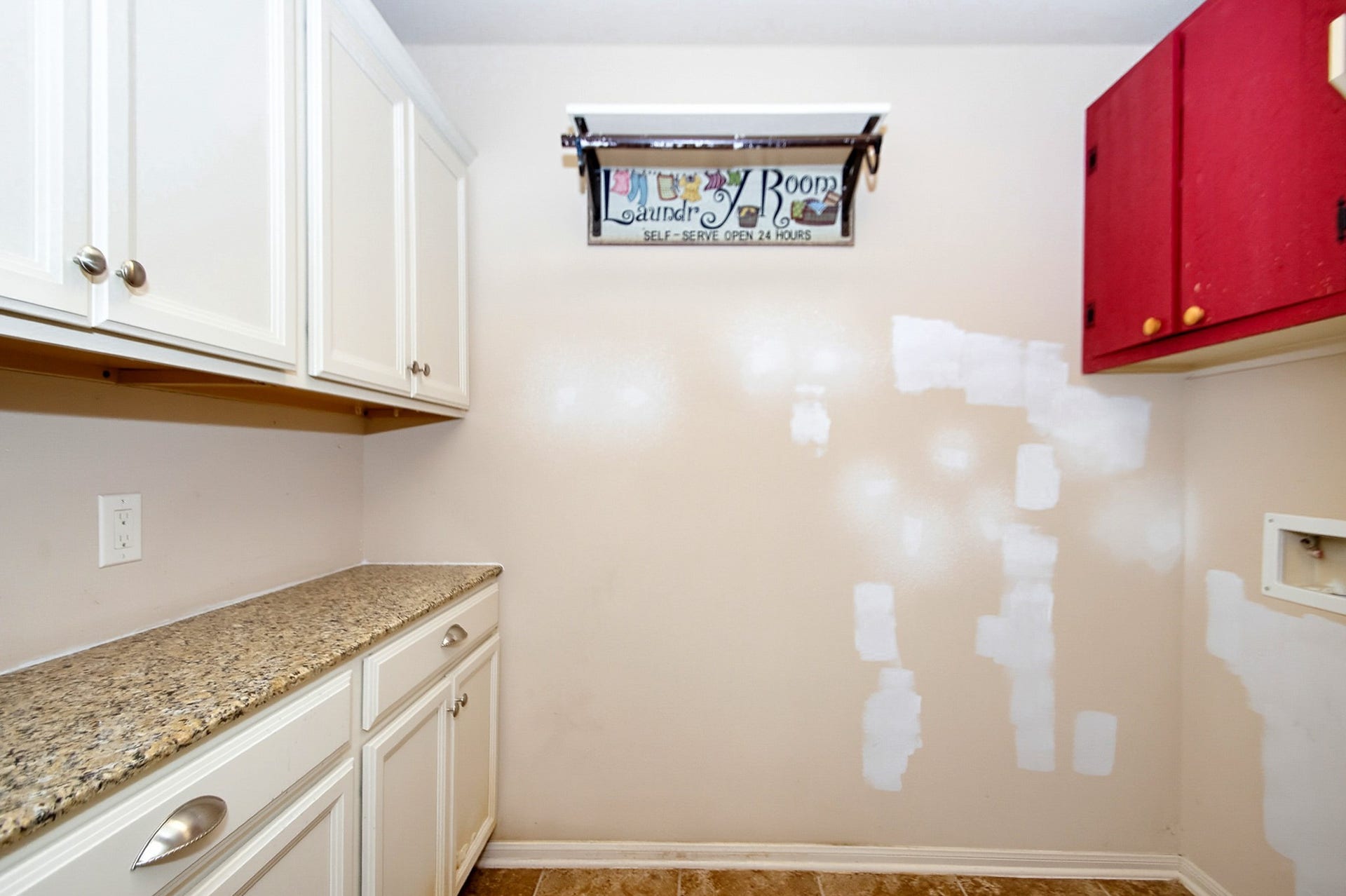13406 Quail Landing Lane, Rosharon, TX 77583 Utility room with custom built cabinets.
