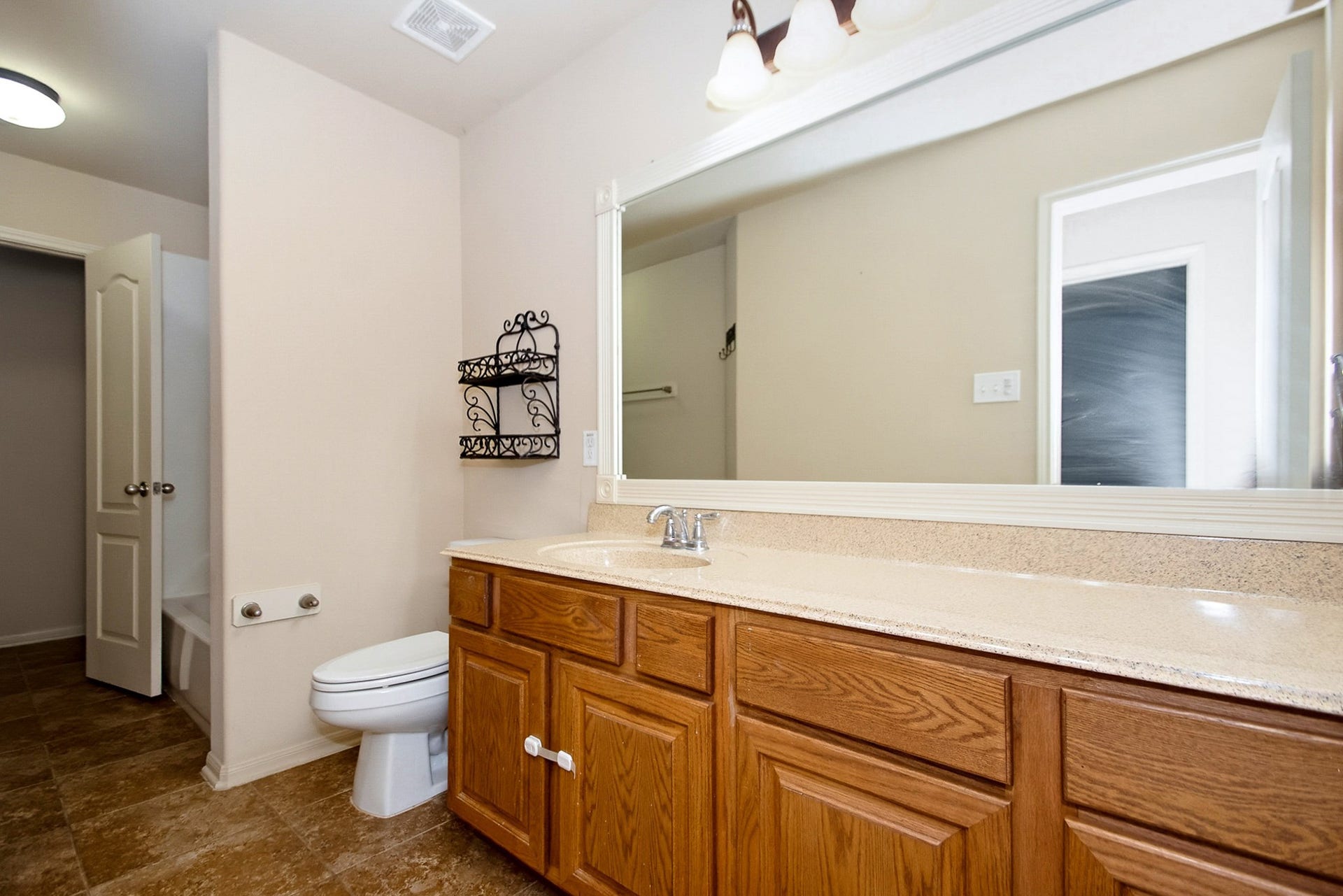 13406 Quail Landing Lane, Rosharon, TX 77583 Jack & Jill bath for the secondary bedrooms.