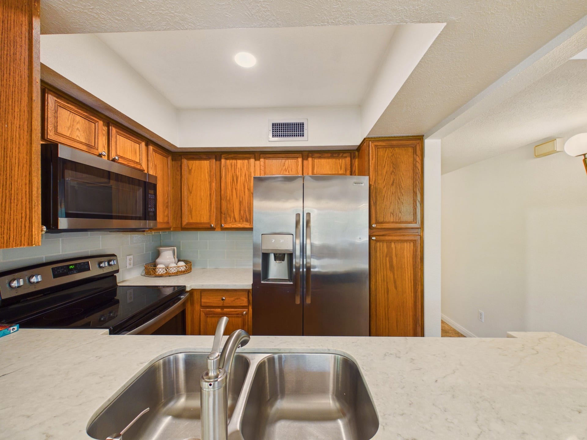 6404 Bayou Glen Road, Houston, TX 77057 Efficient Kitchen with Quartz Countertops