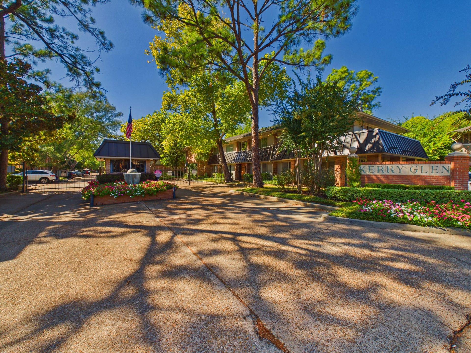 6404 Bayou Glen Road, Houston, TX 77057 Kerry Glen Monument and Manned Gated Entry