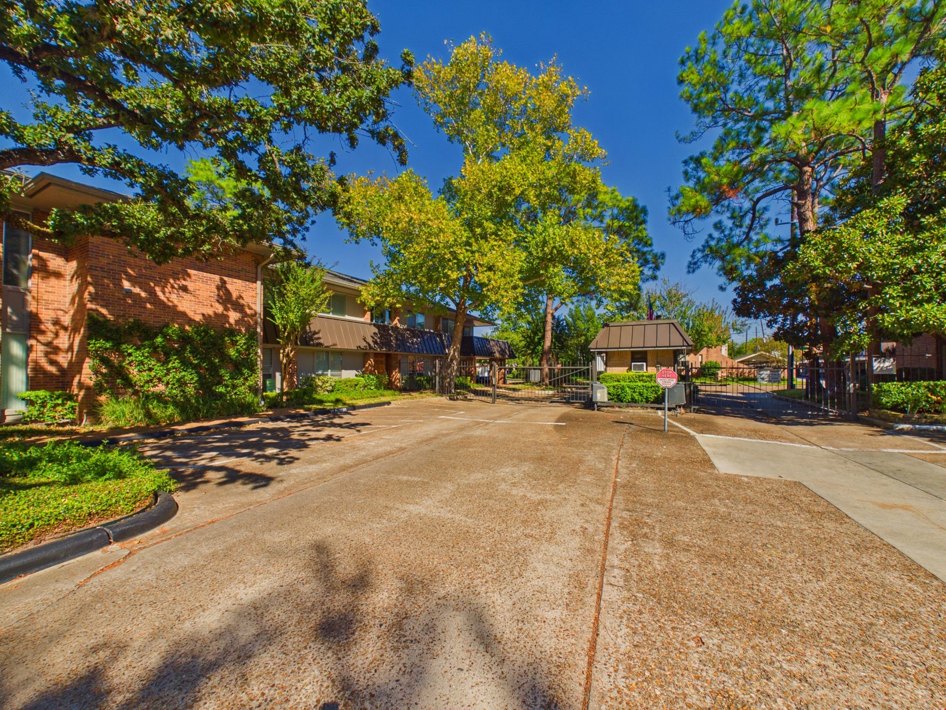 6404 Bayou Glen Road, Houston, TX 77057 6404 Bayou Glen Road, Houston, TX 77057
