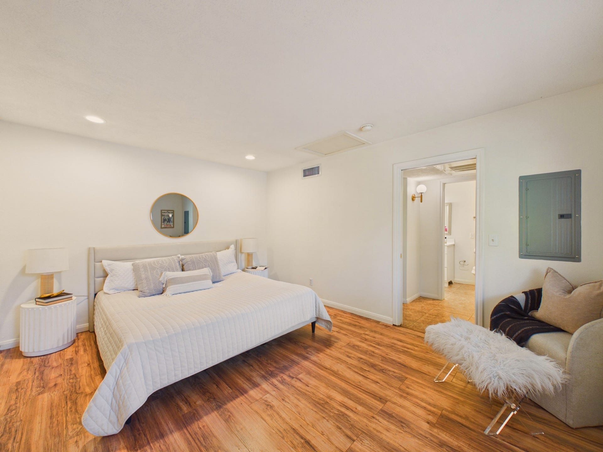 6404 Bayou Glen Road, Houston, TX 77057 Easily Accommodates King Furnishings