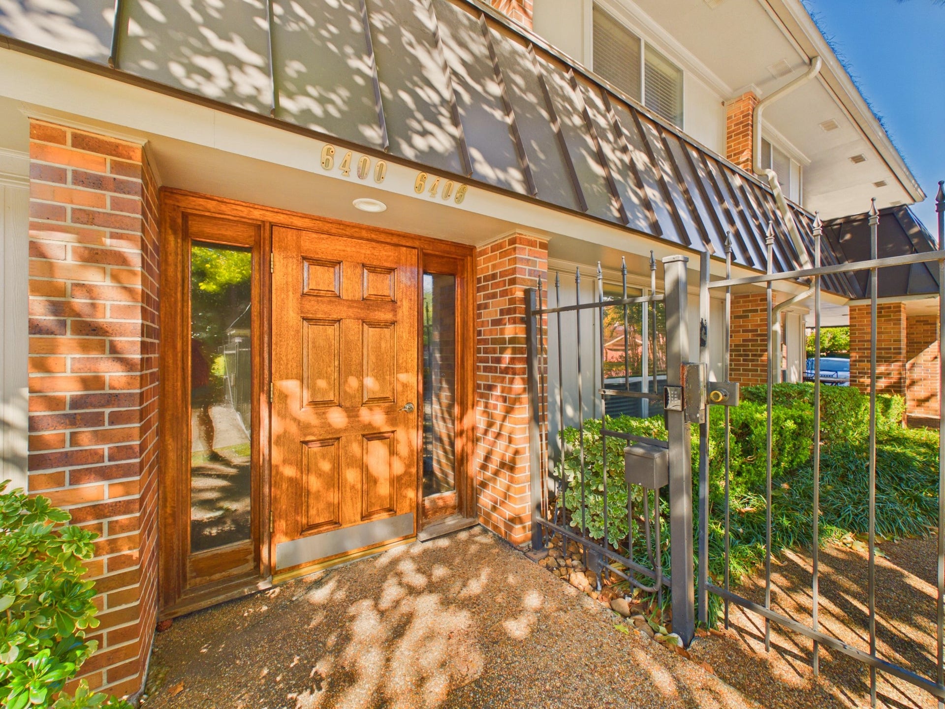 6404 Bayou Glen Road, Houston, TX 77057 Front Entry to the Building