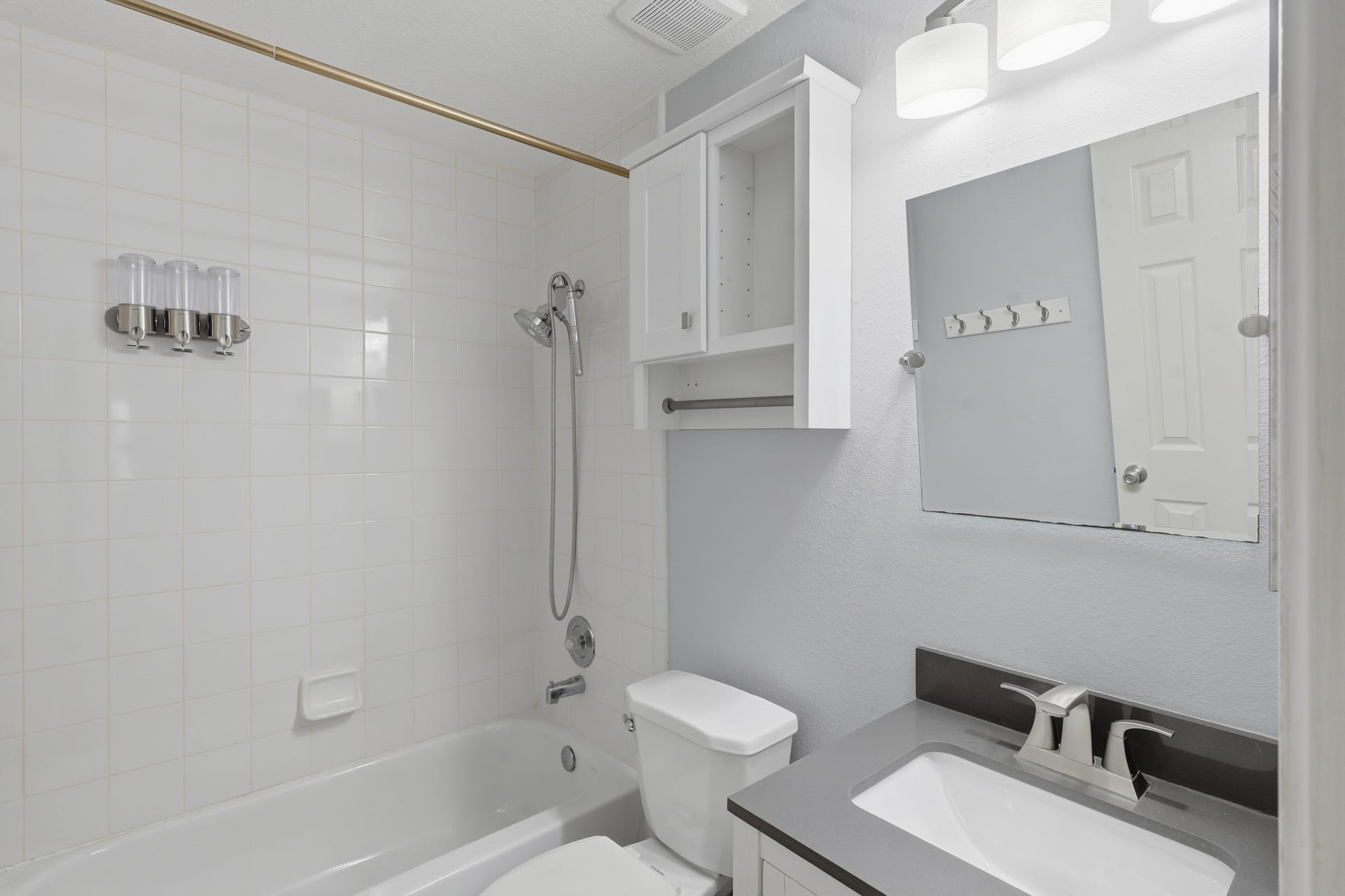 1242 Hunter Wood Drive, League City, TX 77573 Bright secondary bathroom with clean, neutral finishes and convenient storage.