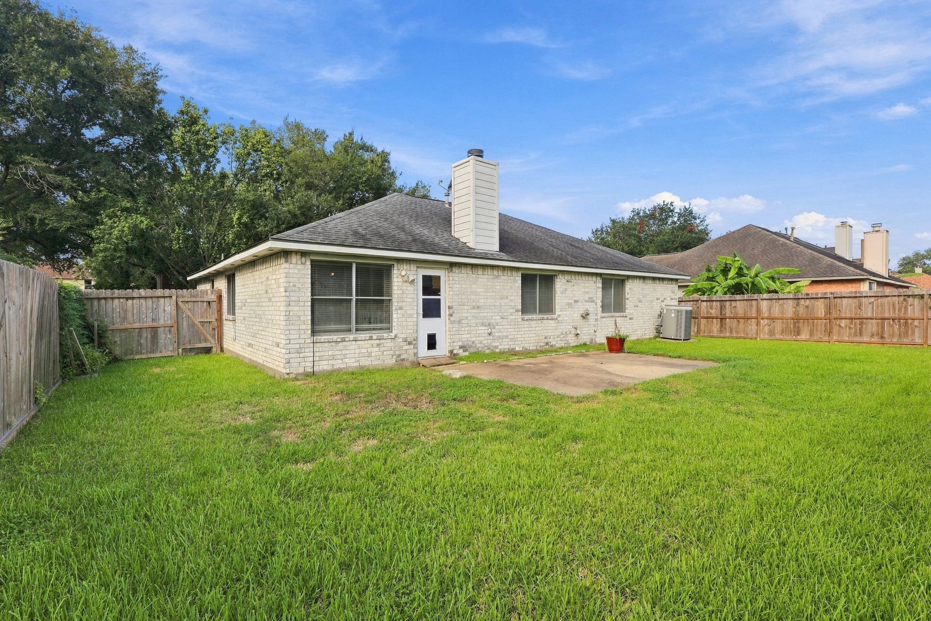 1242 Hunter Wood Drive, League City, TX 77573 Spacious backyard with patio area ready for grilling, entertaining and relaxing outdoors.