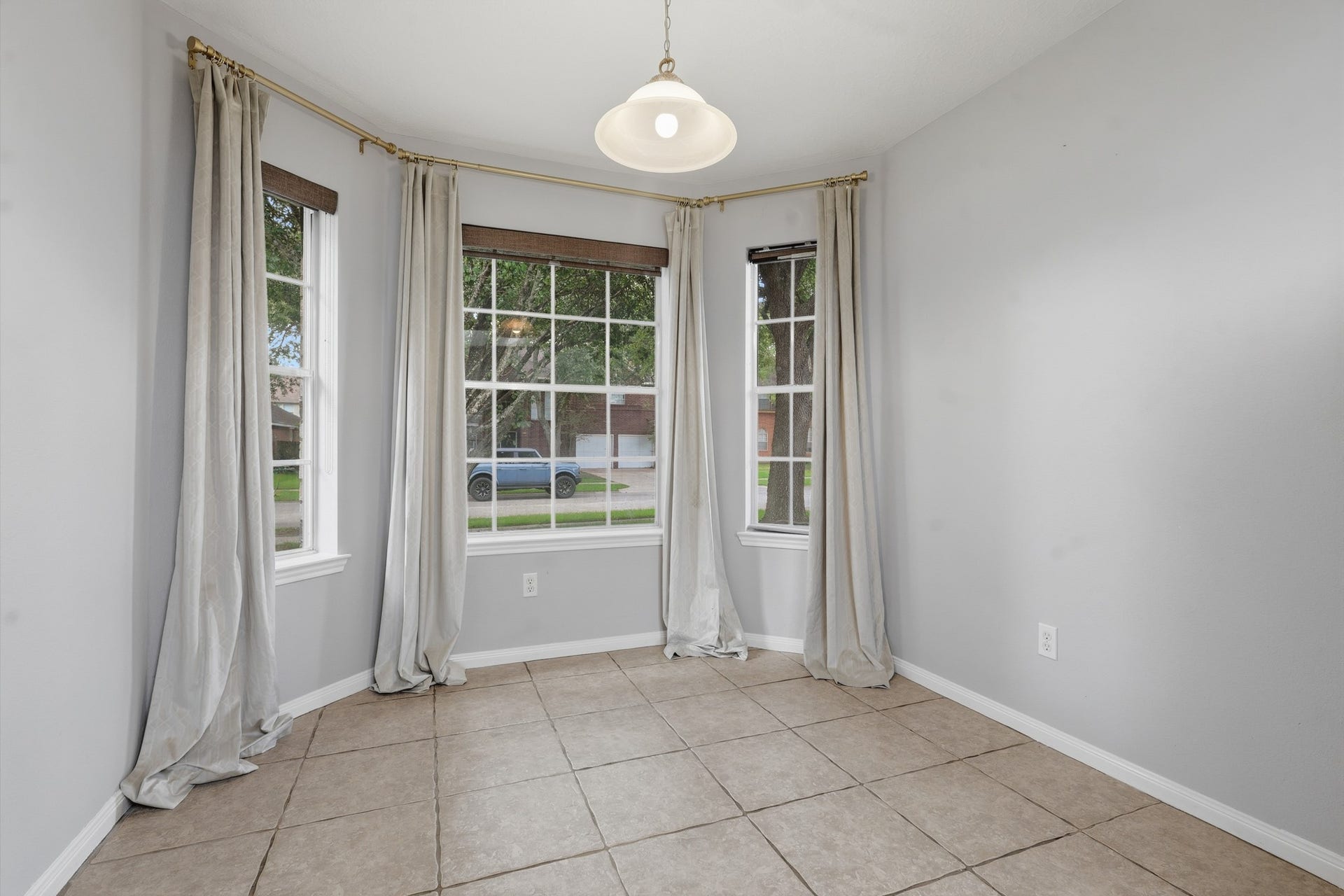 1242 Hunter Wood Drive, League City, TX 77573 Bright breakfast nook surrounded by windows for a cheerful start to the day.