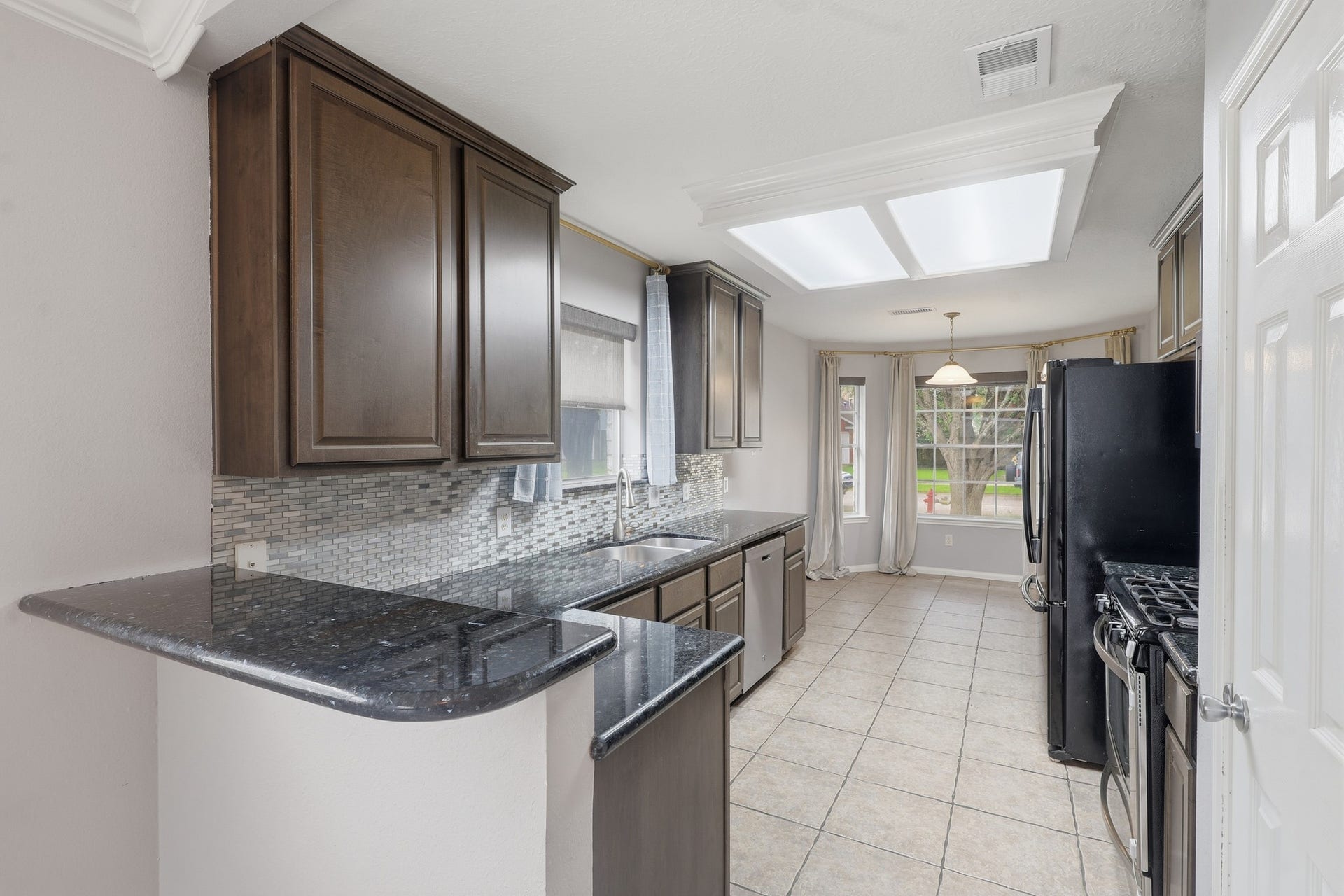 1242 Hunter Wood Drive, League City, TX 77573 Remodeled kitchen with granite countertops, rich cabinetry and generous prep space.