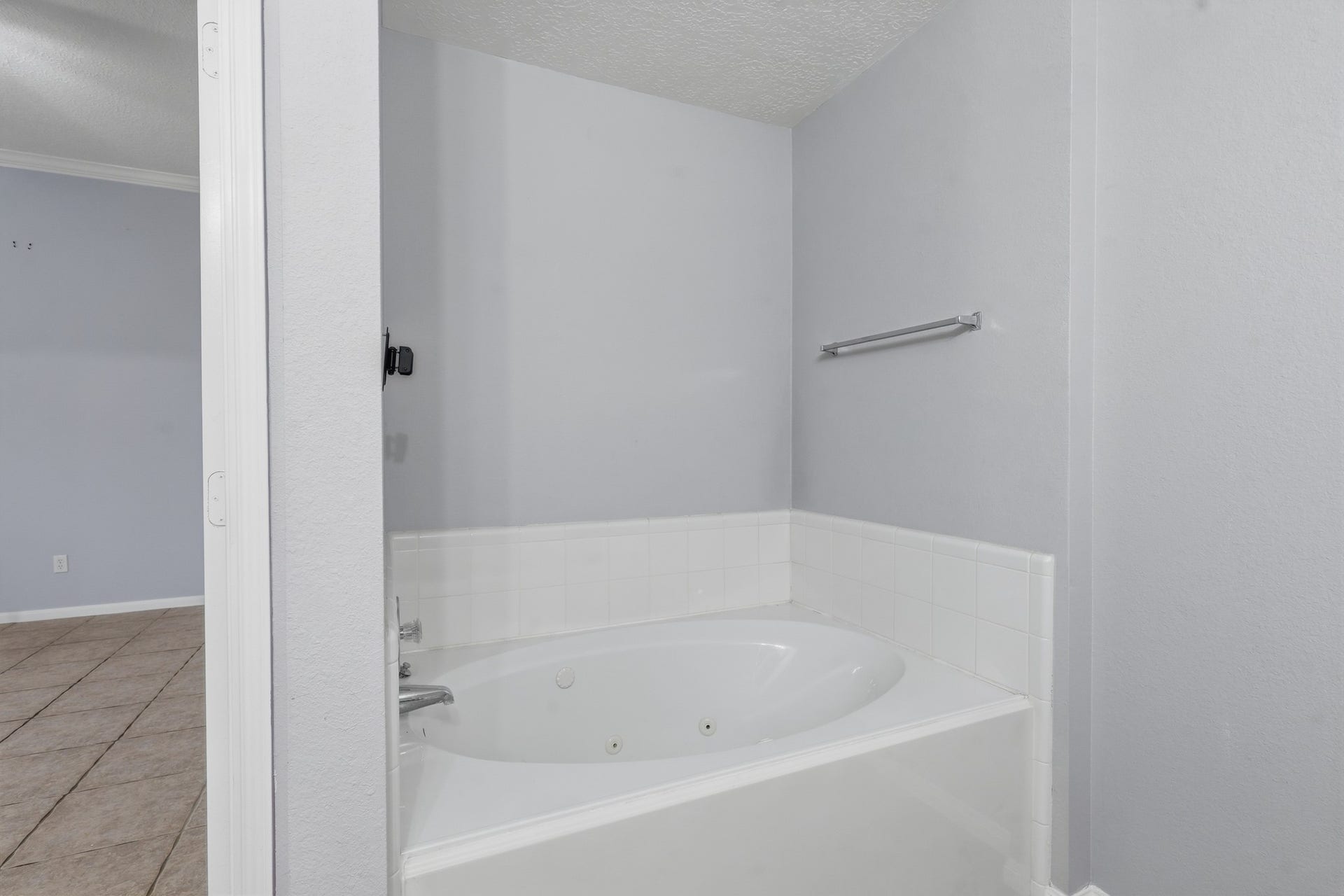 1242 Hunter Wood Drive, League City, TX 77573 Relax and unwind in the jetted soaking tub