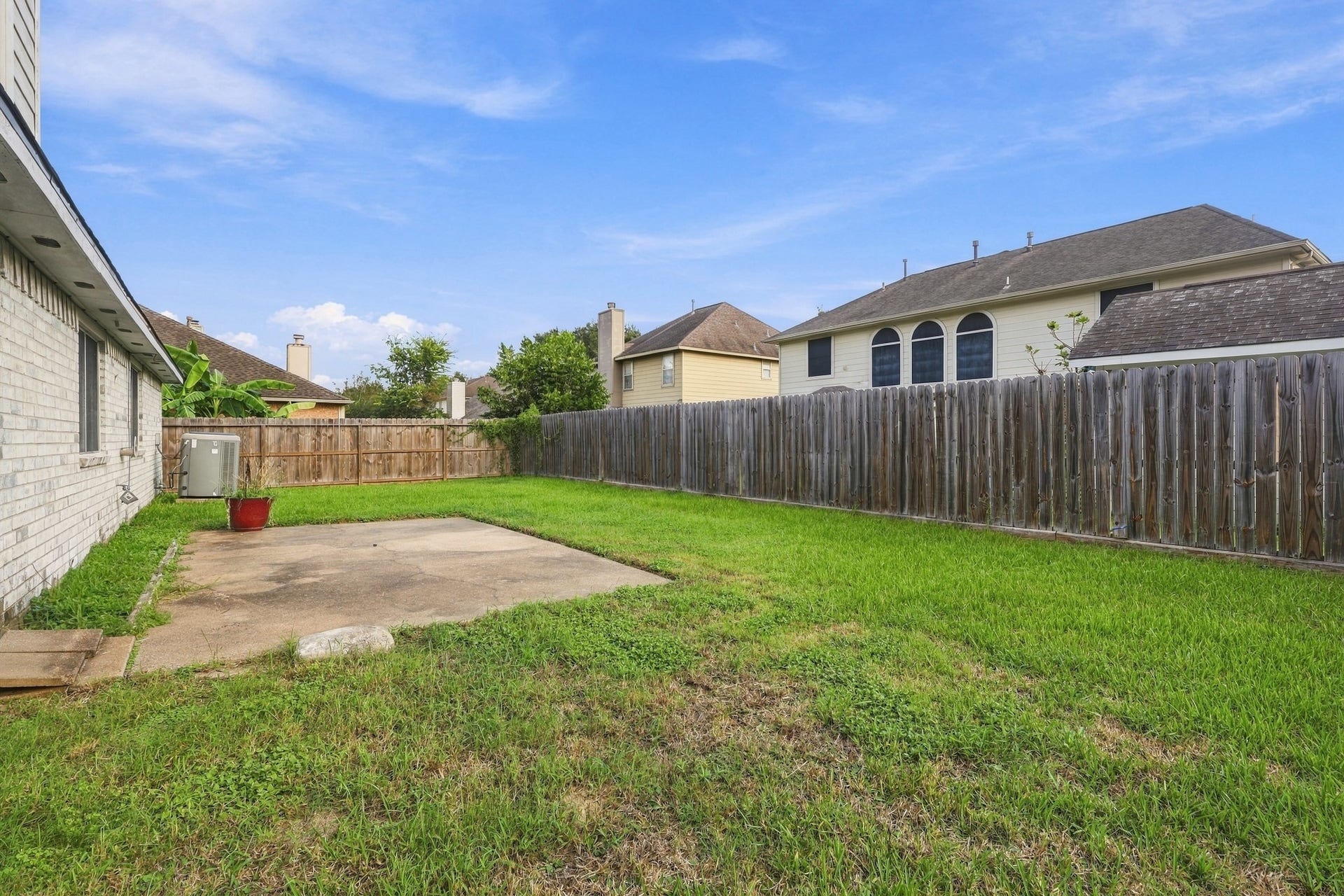1242 Hunter Wood Drive, League City, TX 77573 Fully fenced backyard offers plenty of room for outdoor living, pets, play or gardening.