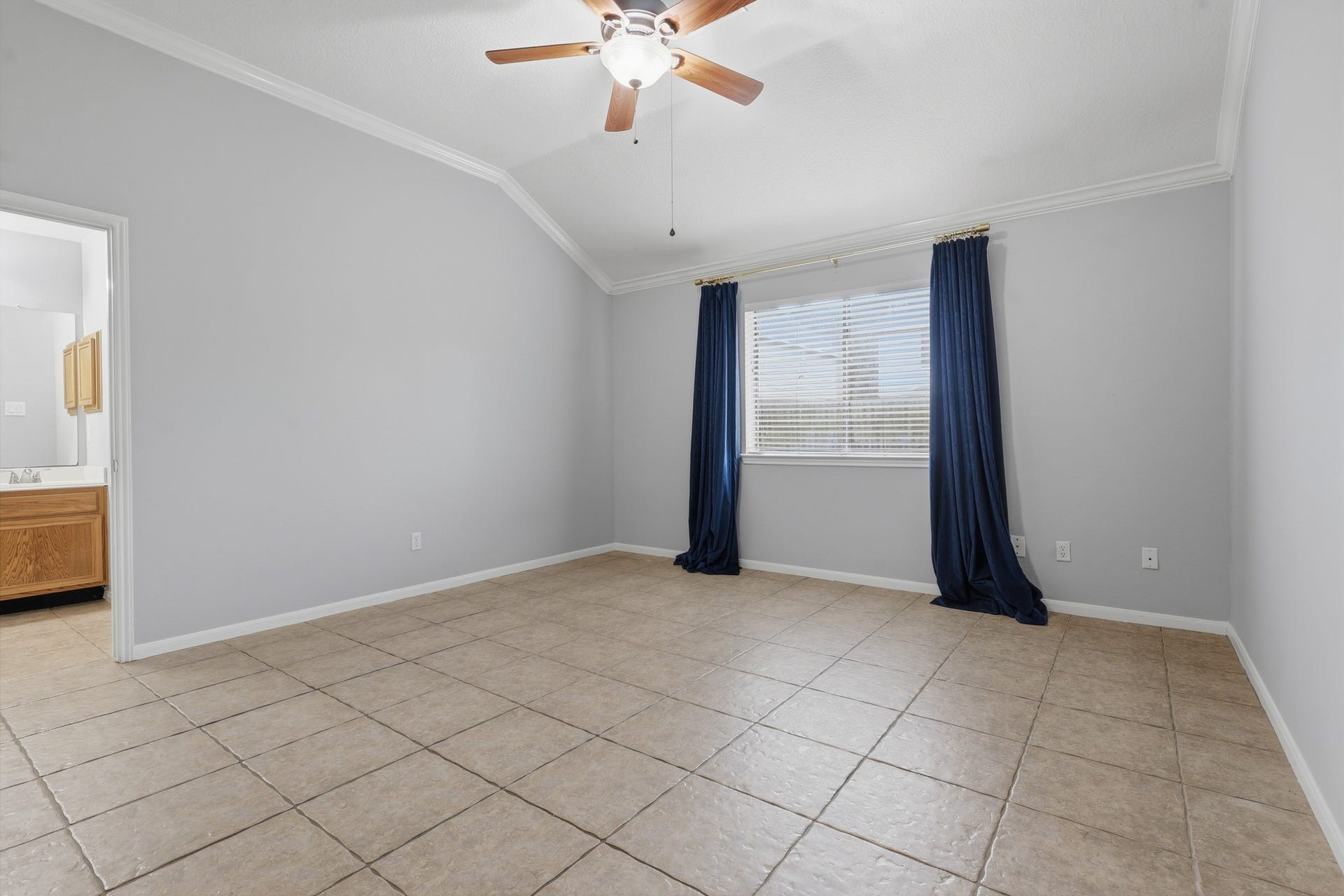 1242 Hunter Wood Drive, League City, TX 77573 Spacious primary suite with tile flooring, ceiling fan and plenty of natural light.