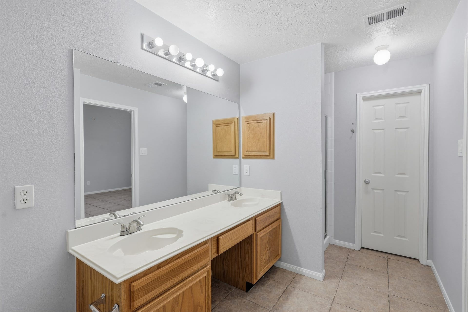 1242 Hunter Wood Drive, League City, TX 77573 Double sinks and generous vanity space make busy mornings a little easier.