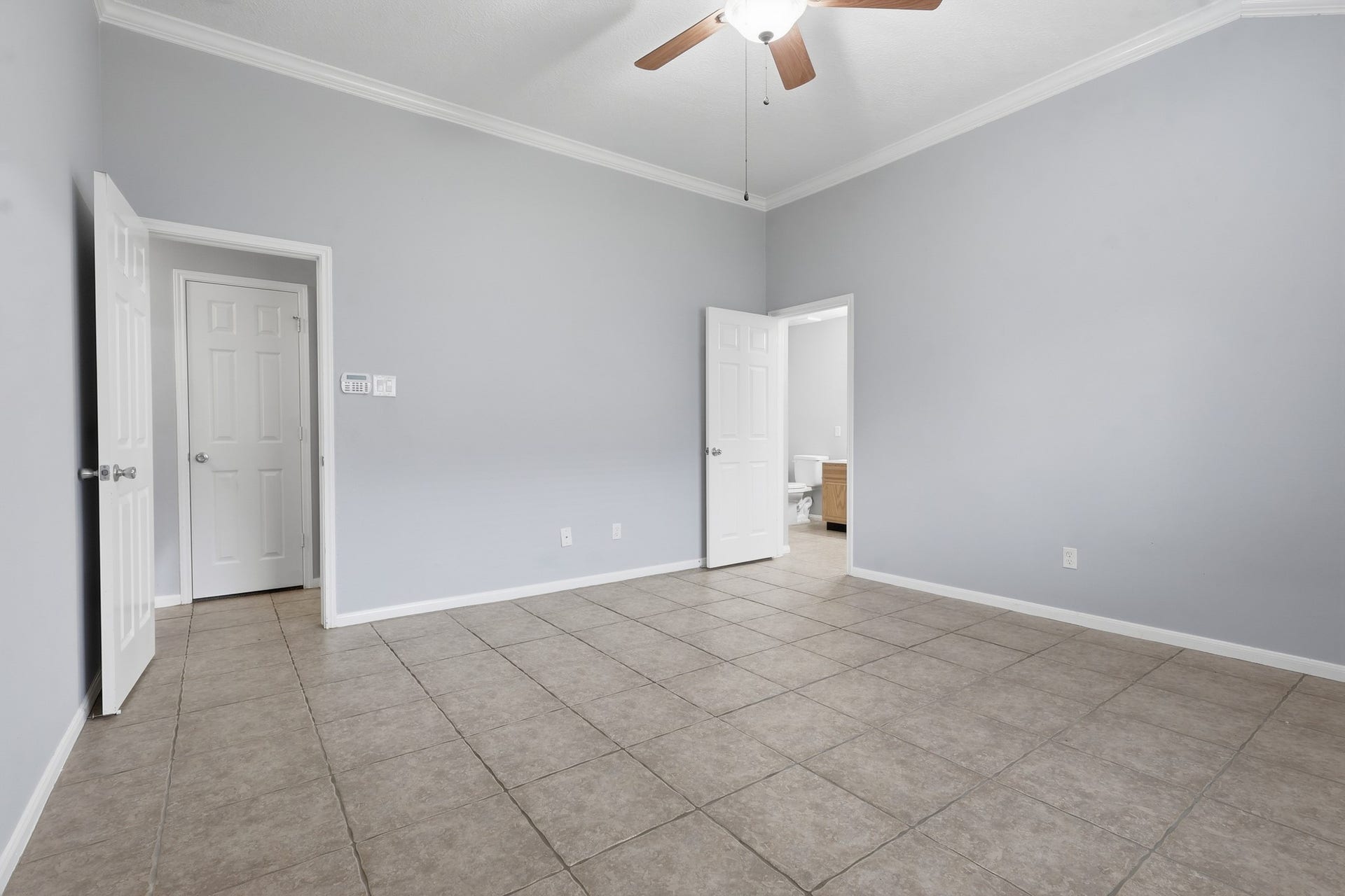 1242 Hunter Wood Drive, League City, TX 77573 Additional view of the generously sized primary bedroom with neutral finishes.