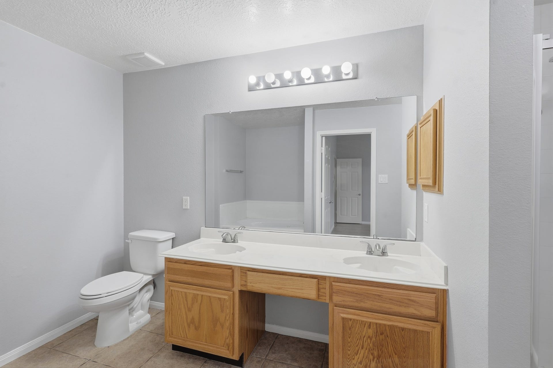1242 Hunter Wood Drive, League City, TX 77573 Primary bath features a large double vanity with plenty of counter space.