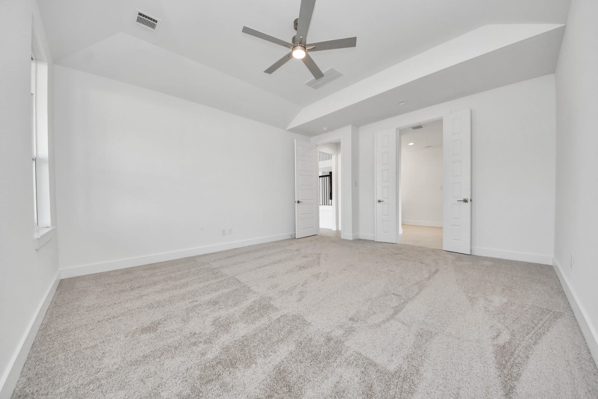 2052 Thimbleberry Lane, Magnolia, TX 77355 Escape and relax in the exquisite primary suite, a haven to unwind after a long day. The spacious room, located on first floor, boasts plush carpeting, soothing paint tones, high ceilings, and expansive windows adorned with privacy blinds.